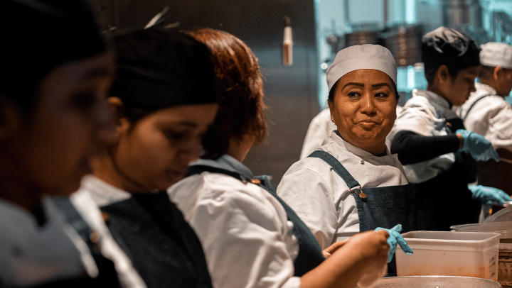 All-female kitchen van Indiaas restaurant Darjeeling Express in Londen