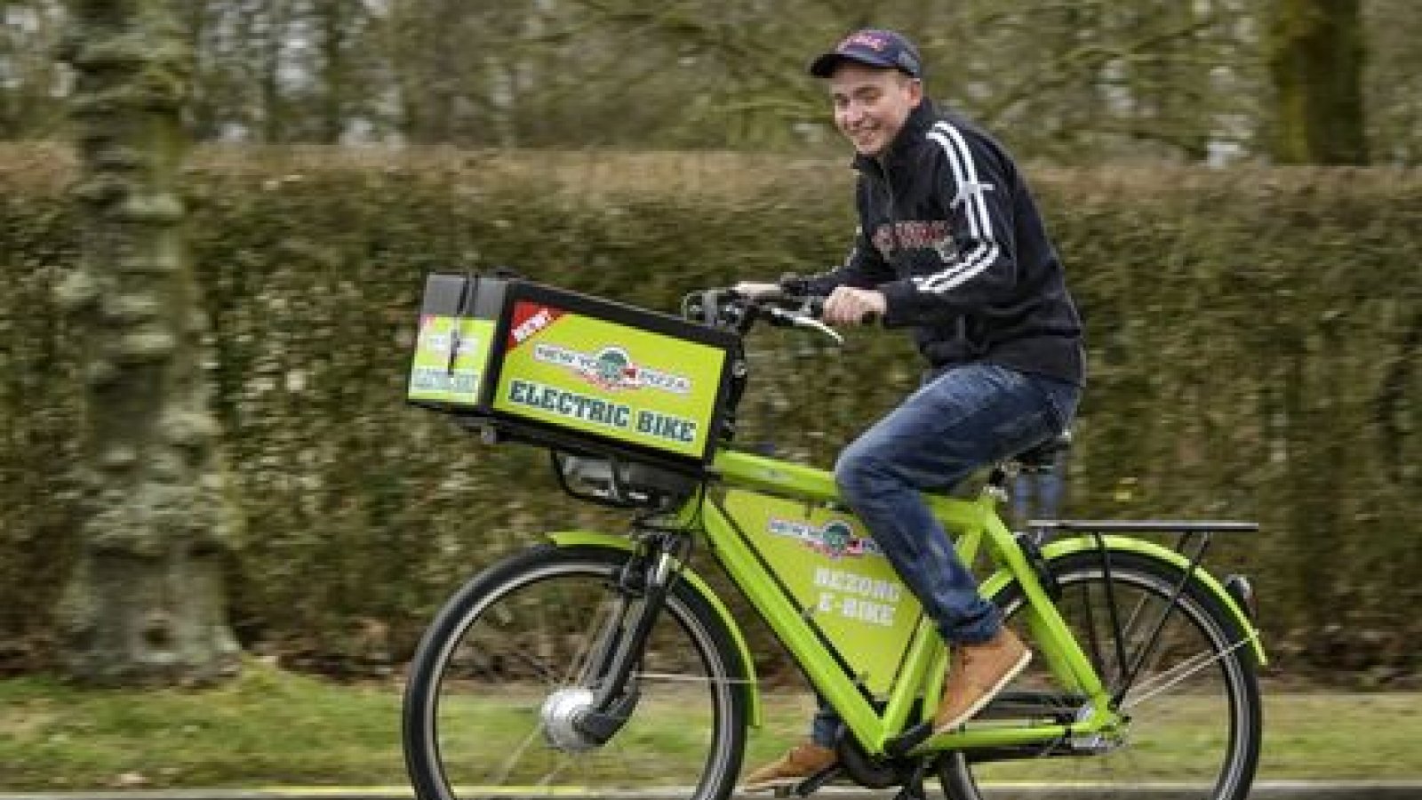 Fietsende pizzabezorger