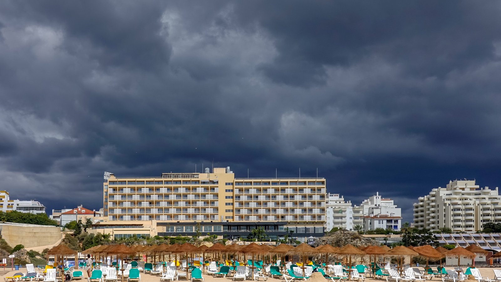  Donkere wolken boven de hotelsector. Door Etienne Girardet op U