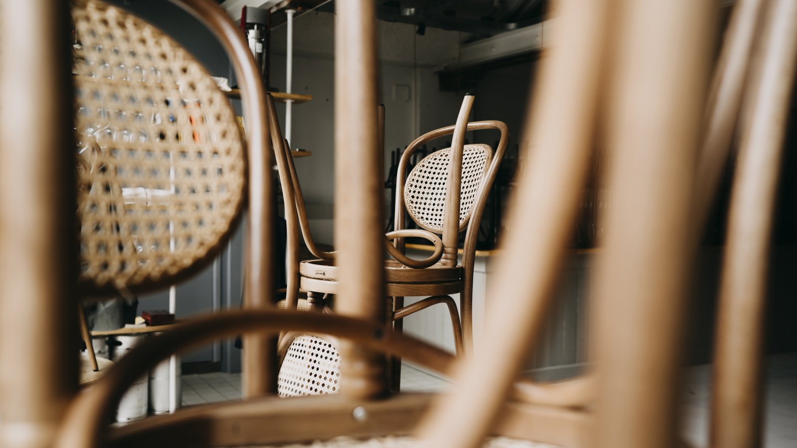 stoelen op tafel