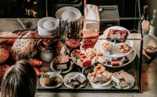 Nederlanders besteden jaarlijks €4.120 aan eten en drinken