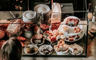 Nederlanders besteden jaarlijks €4.120 aan eten en drinken