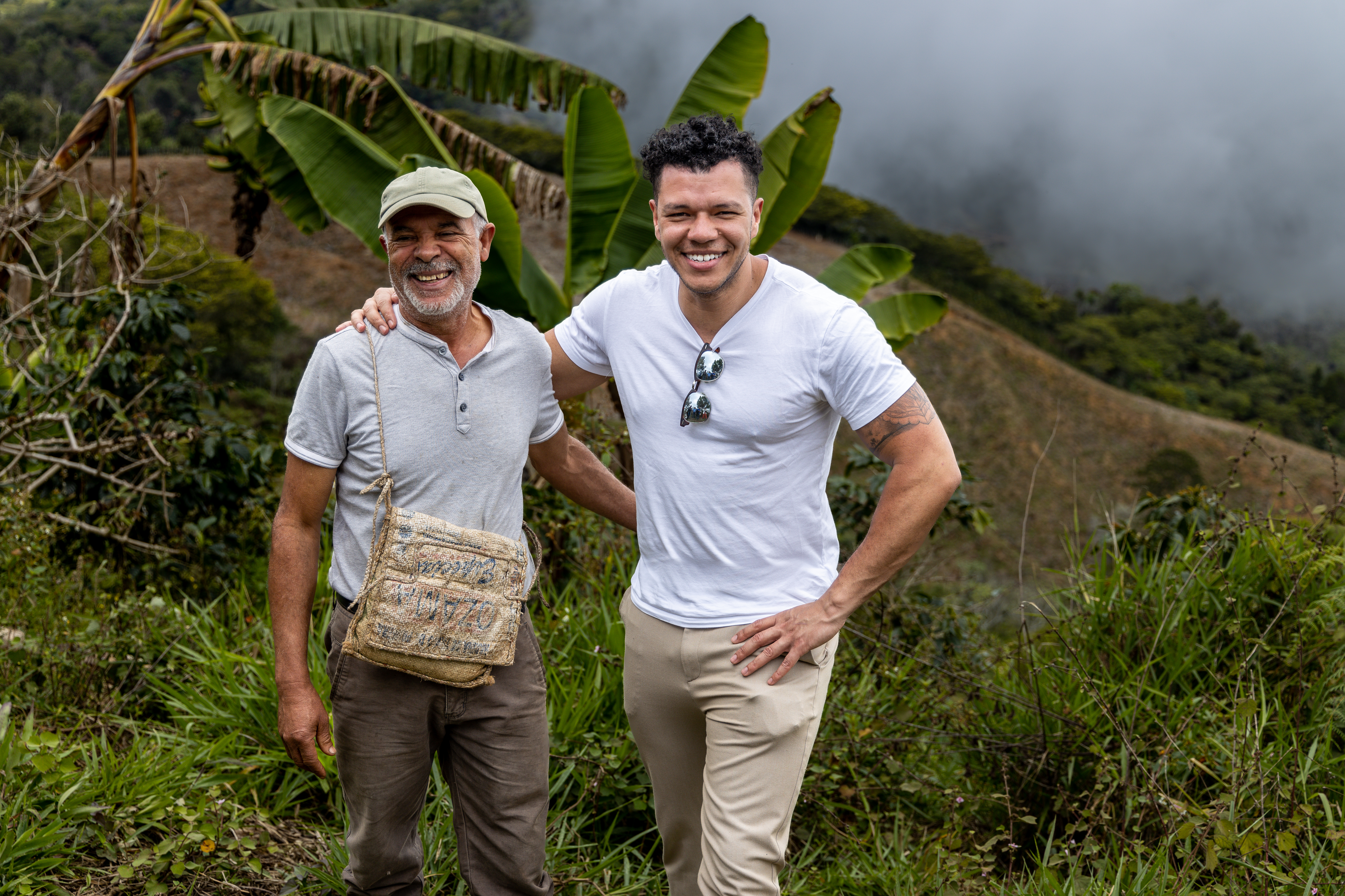 Jhonfy Fernandez (rechts) en een van 'zijn' koffieboeren in de Dominicaanse Republiek