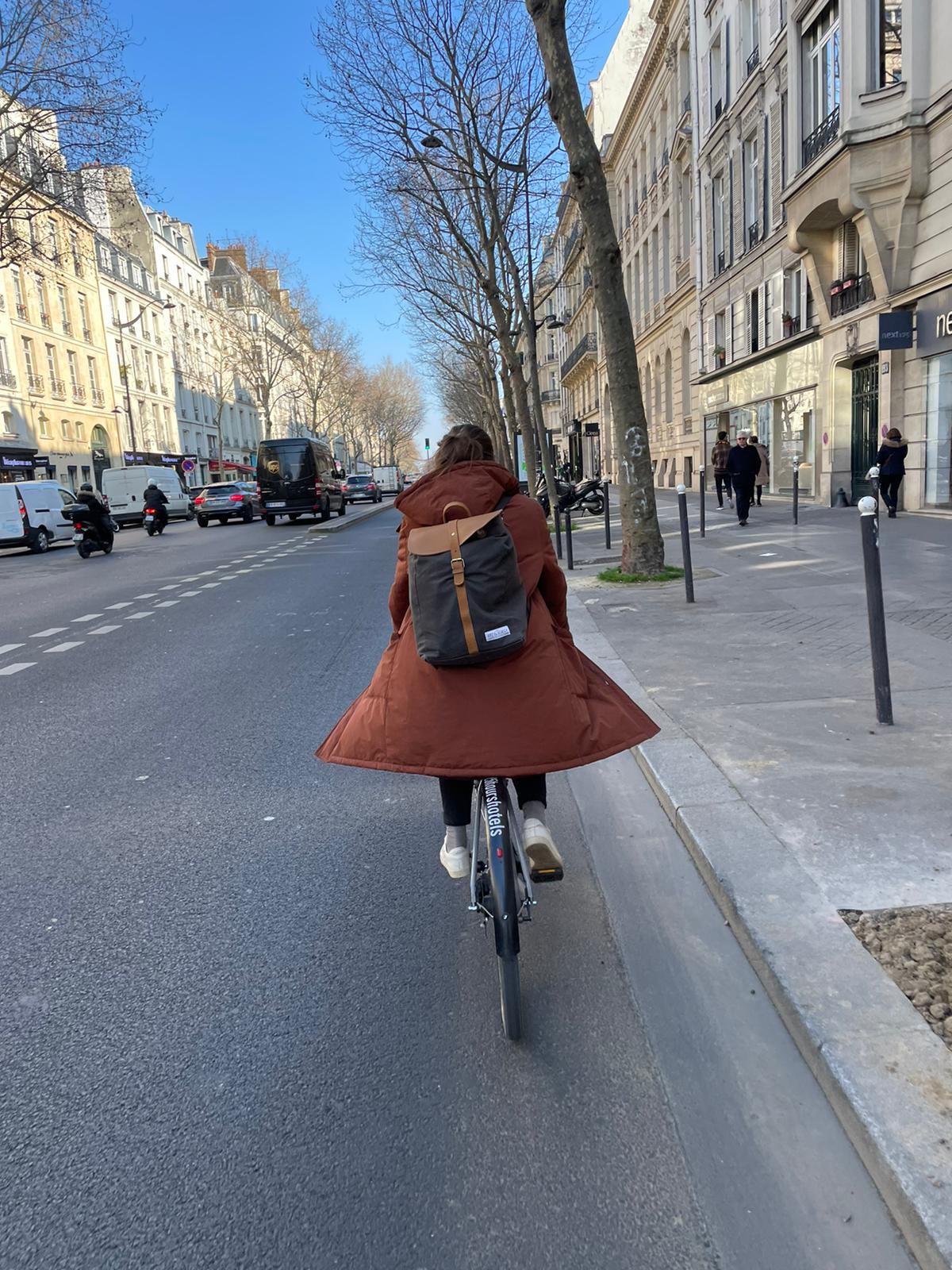 Maaike op de fiets door een – relatief – rustig Parijs