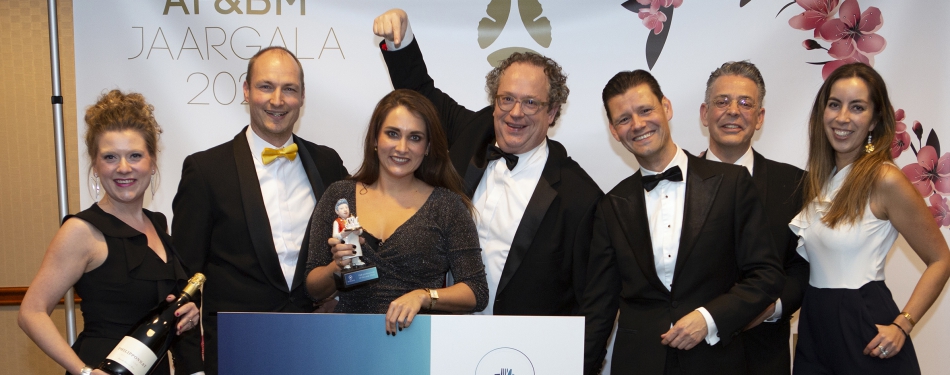 Raggers (met beker) tussen de jury na het winnen van de award