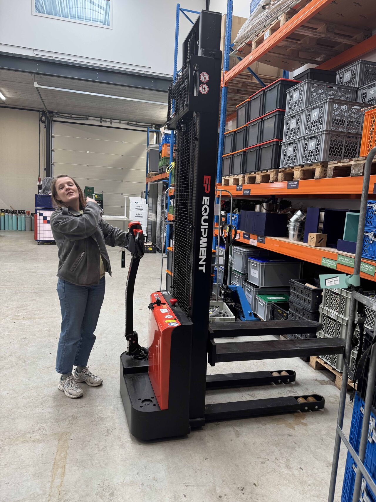 Een deel van de loods voor de brand