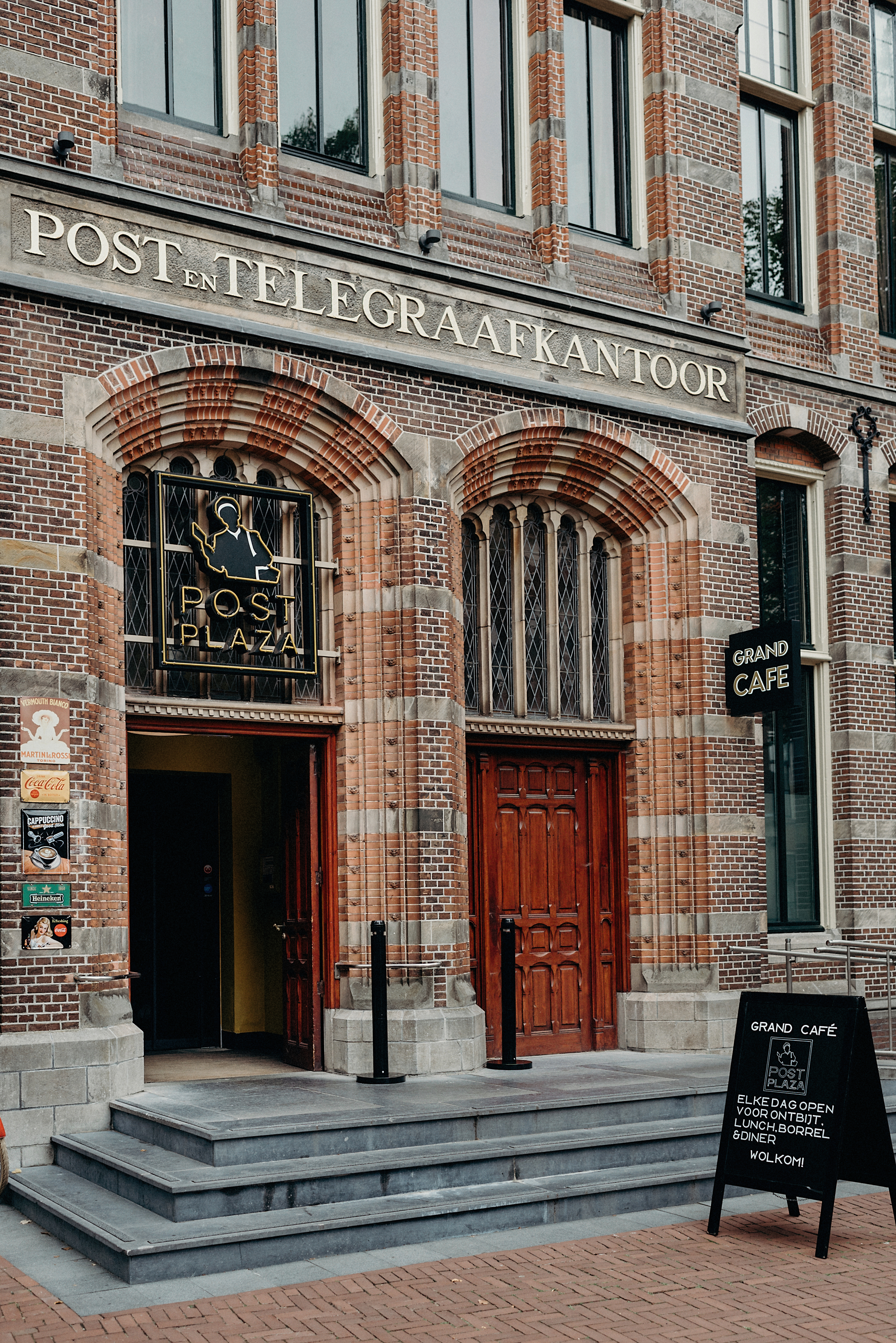 De ingang van Post-Plaza Hotel & Grand Café