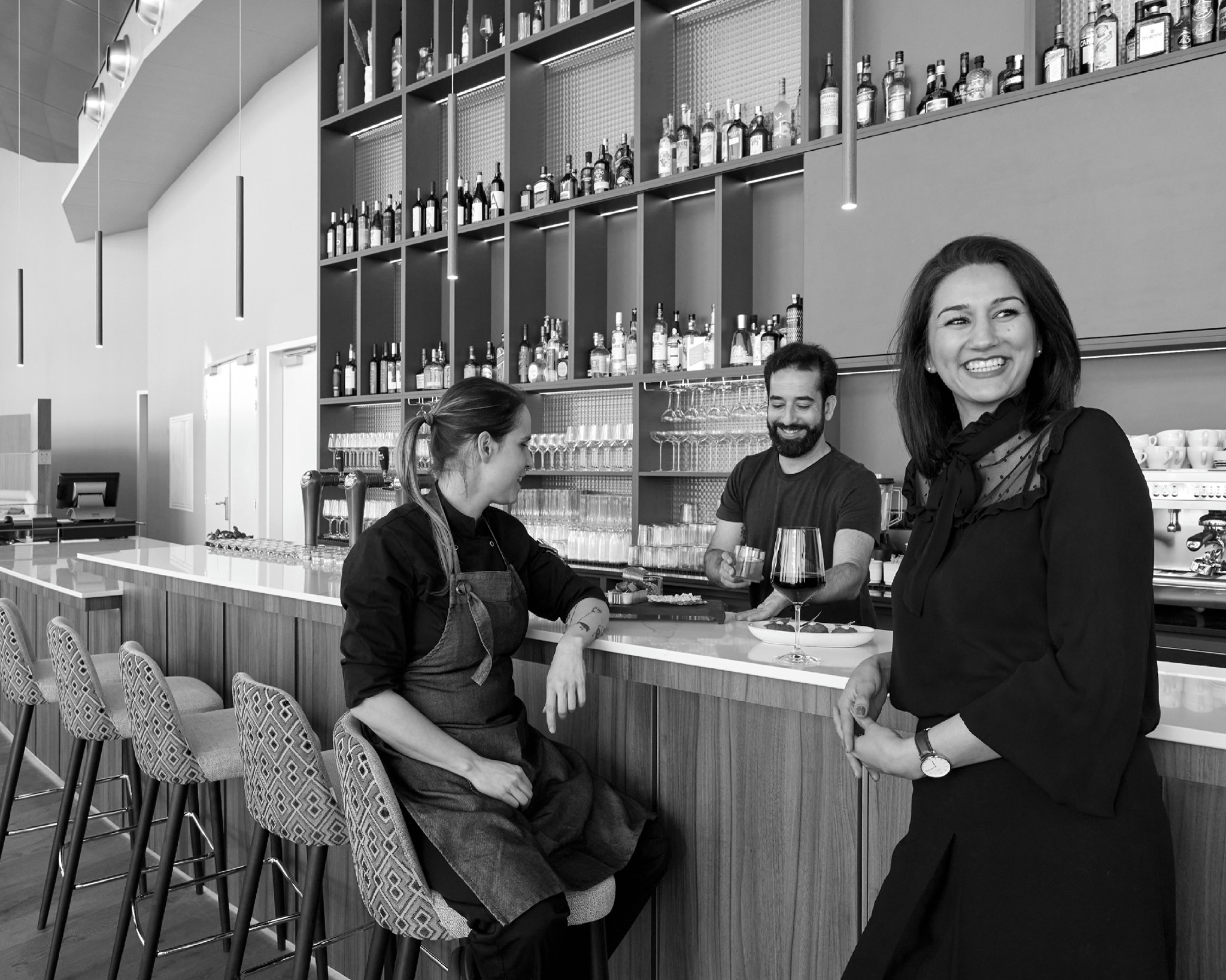 Mehrsa Ghadiri (rechts) met de executive chef (links) en de beverage chef (midden) van restaurant Cielo, foto door: Daniëlle Siobhán