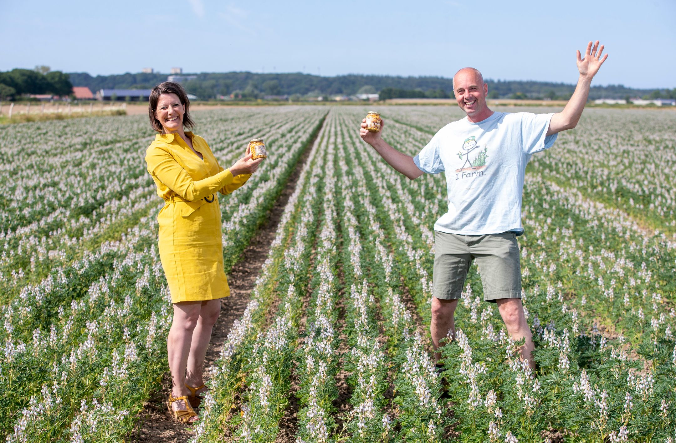 Marieke Laméris en André Jurrius in het lupineveld van Ekoboerderij de Lingehof, op de plek waar het inspiratiehuis gaat komen