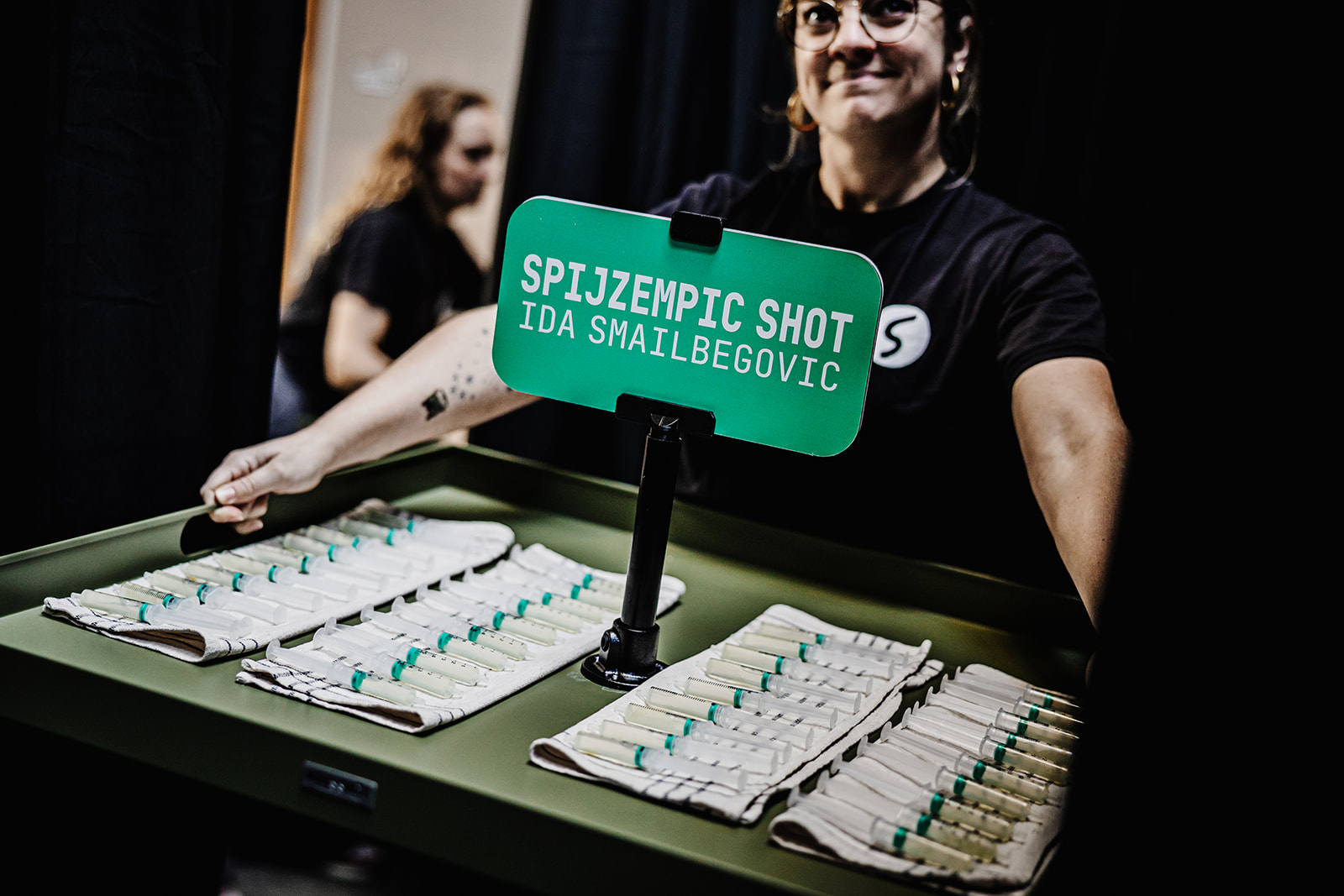 Een gezonde healthy meal shot met de voedingswaarde van een volledige maaltijd – voor de gelegenheid geserveerd in een injectiespuit