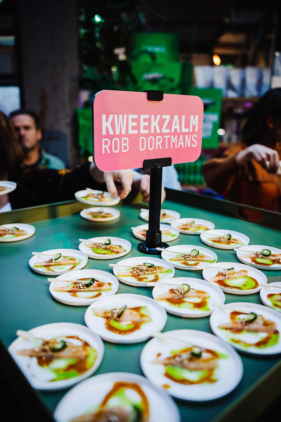 Voor nieuwe horecaklanten is er inmiddels een wachtlijst, maar op de Food Stage kon de dry-aged zalm al worden geproefd