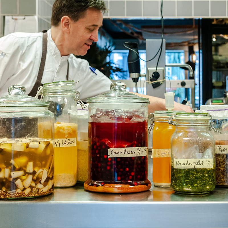 Martin Berkelmans in zijn fermentatielab