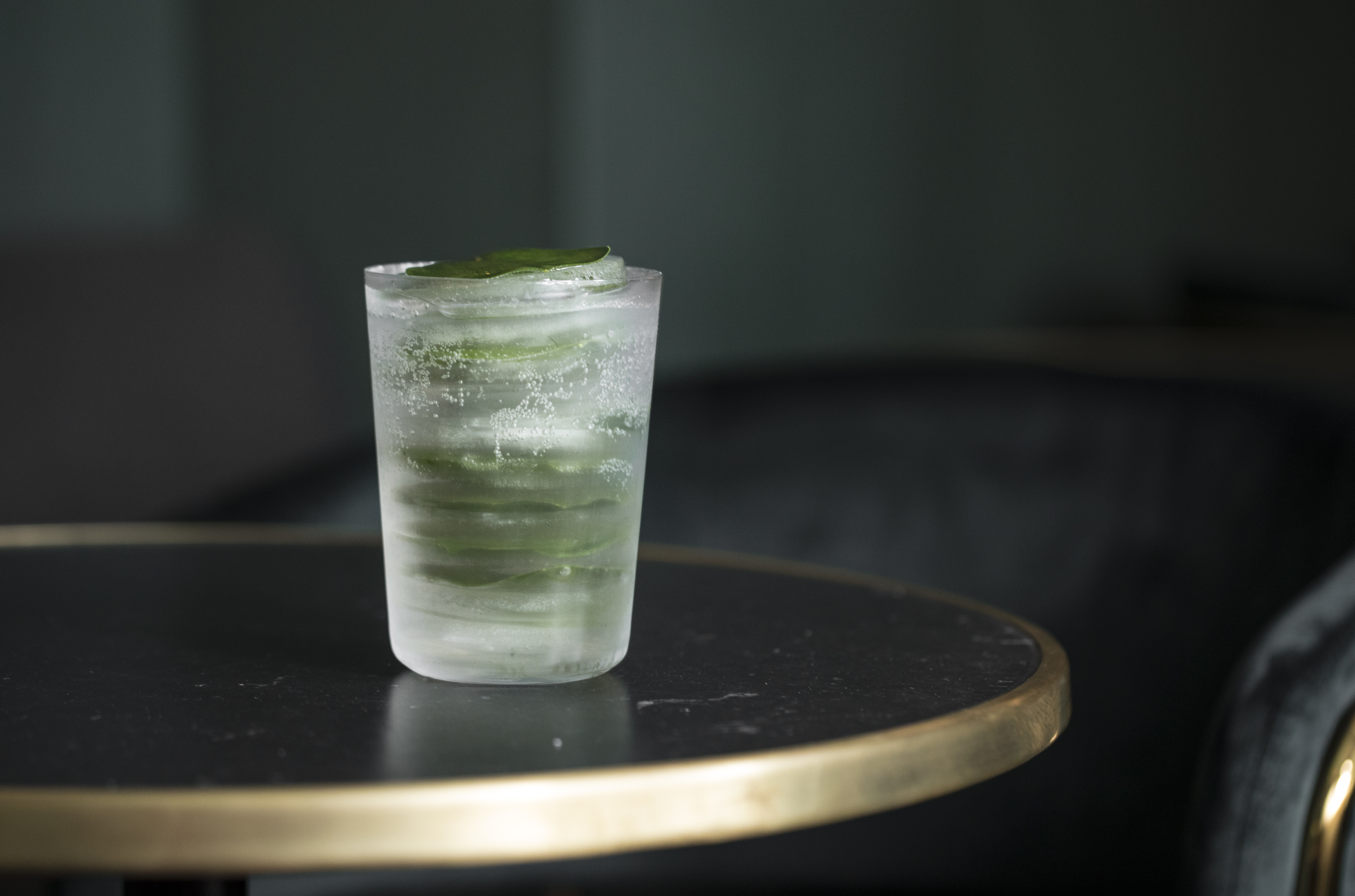  Mille Feuille-cocktail op basis van dunne laagjes ijs met vodka, vanille en citroenblad