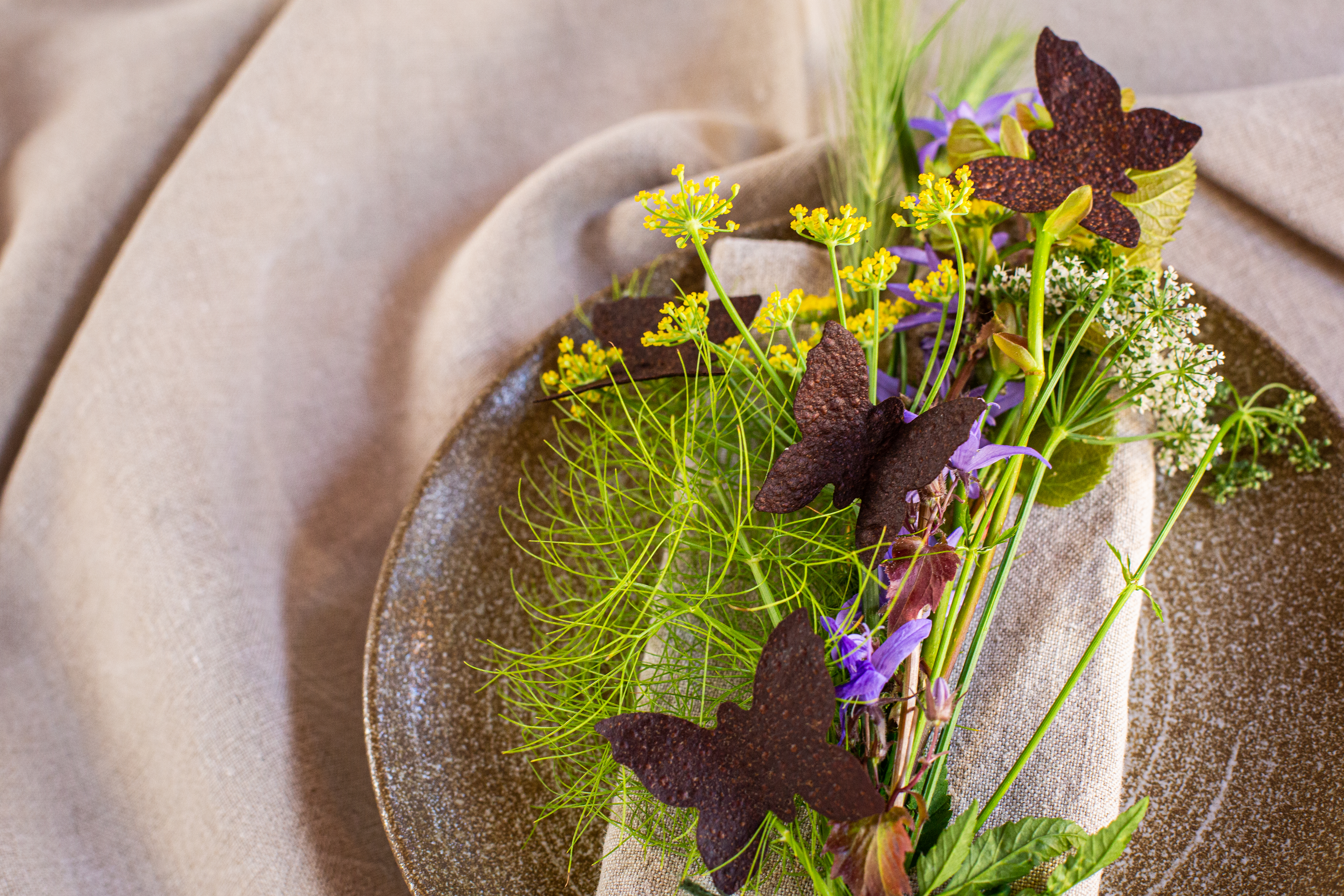 vlinders van voorjaarspaddenstoelenleer, geserveerd met verse venkelbloemen