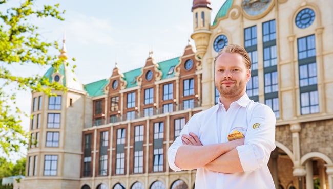 Teun van Berlo voor het Efteling Grand Hotel