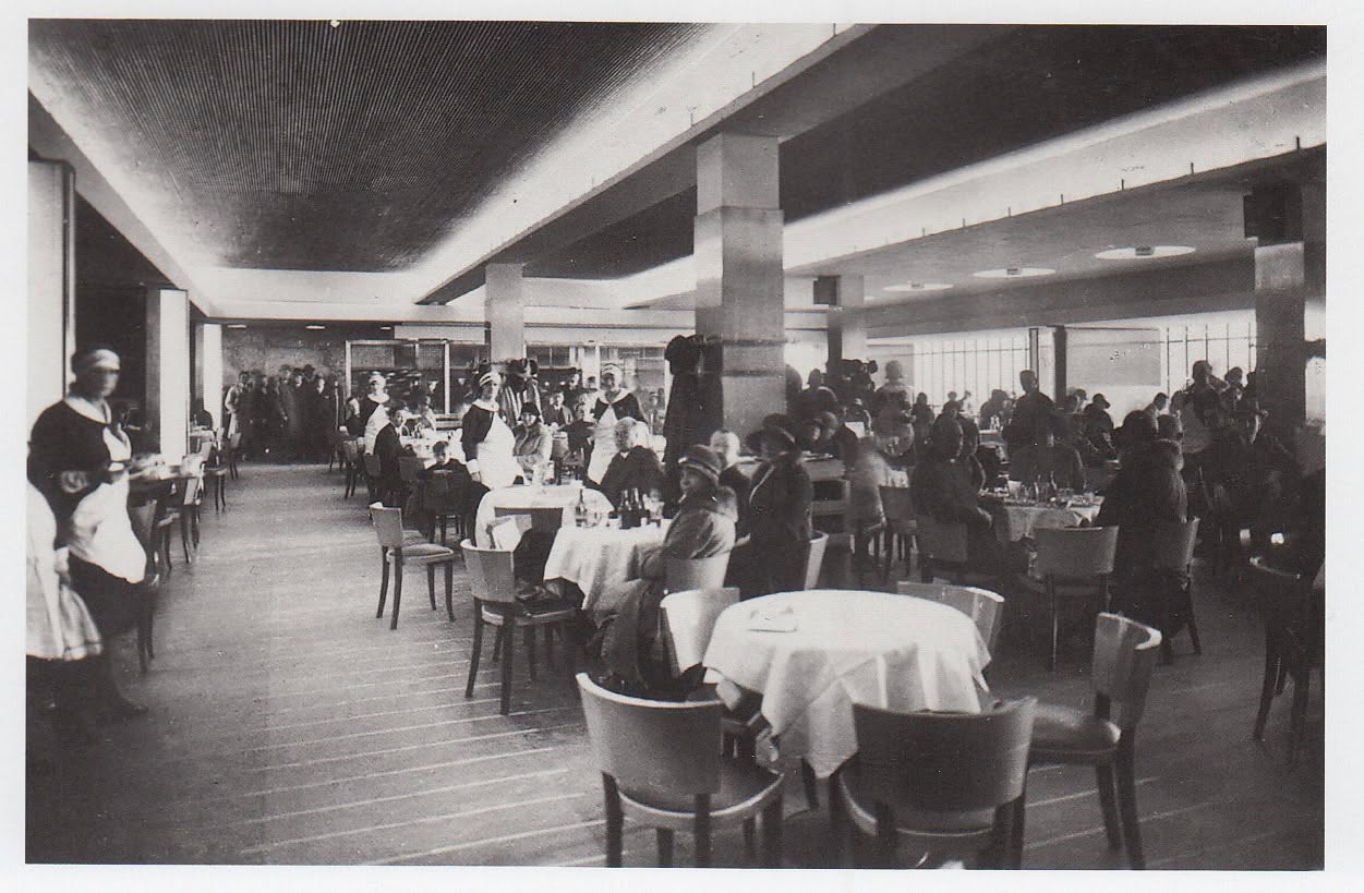 Lunchroom van de Bijenkorf in Den Haag in de jaren '20