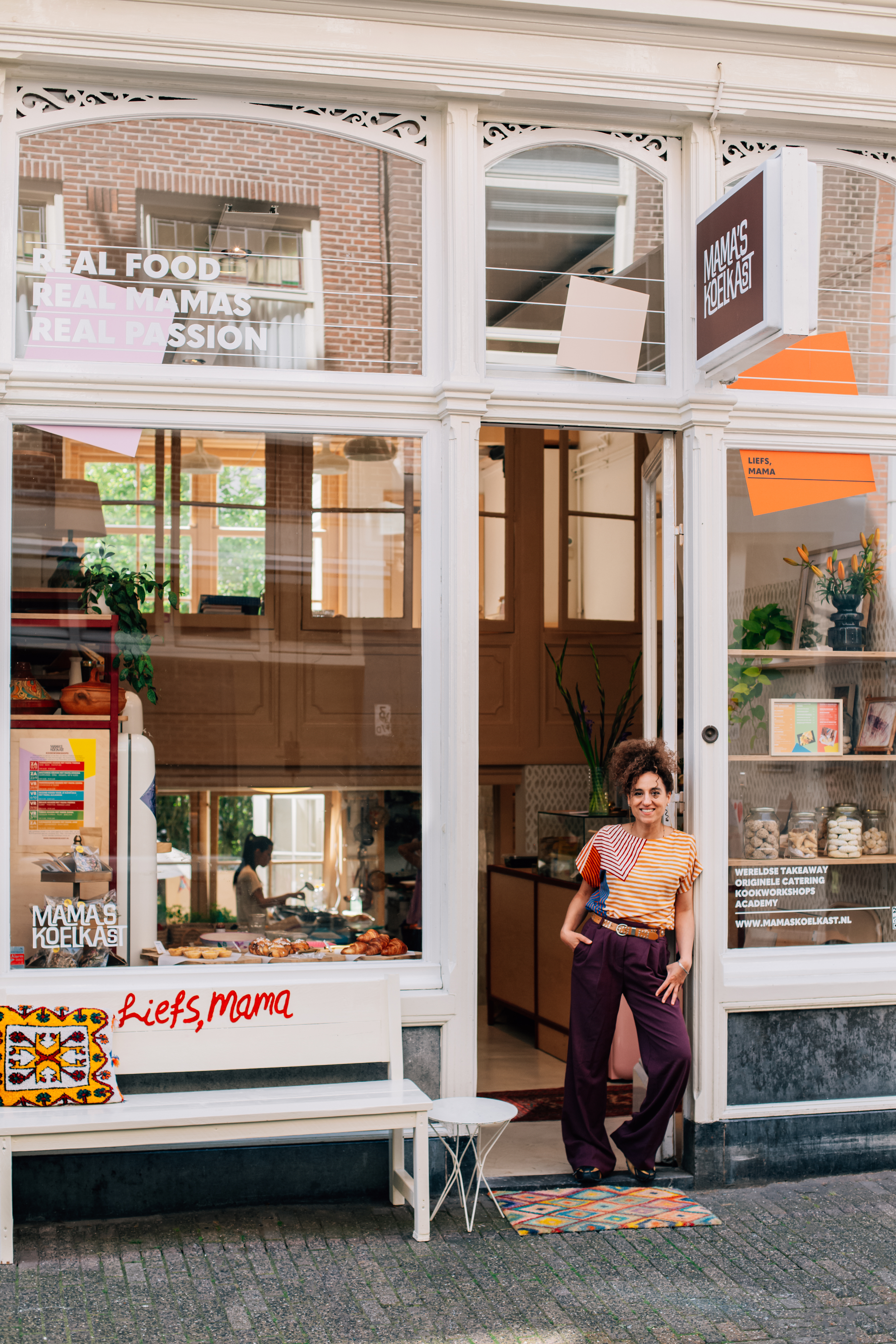 Bochhah voor de winkel van Mama's Koelkast in Amsterdam