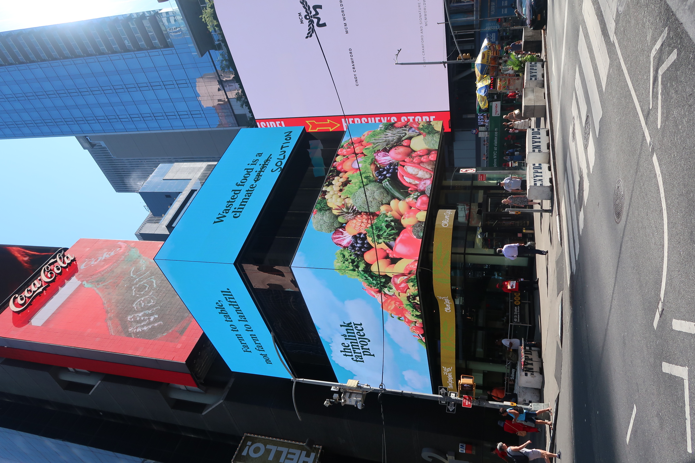 Tijdens de New York City Climate Week plaatste The Farmlink Project een gigantisch billboard midden op Times Square.