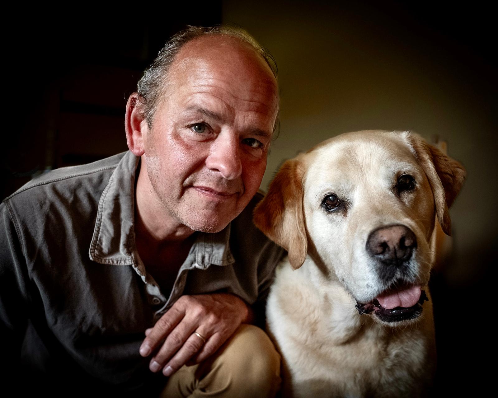 Bas Hoogland met zijn hond Boy | Foto: Lodewijk van der Grinten 