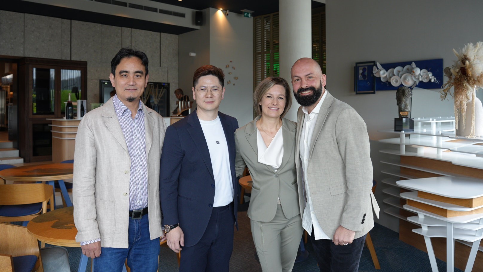 V.l.n.r. Bin Li (compagnon van Danny Deng), Danny Deng, Stephanie Tielman en Servais Tielman