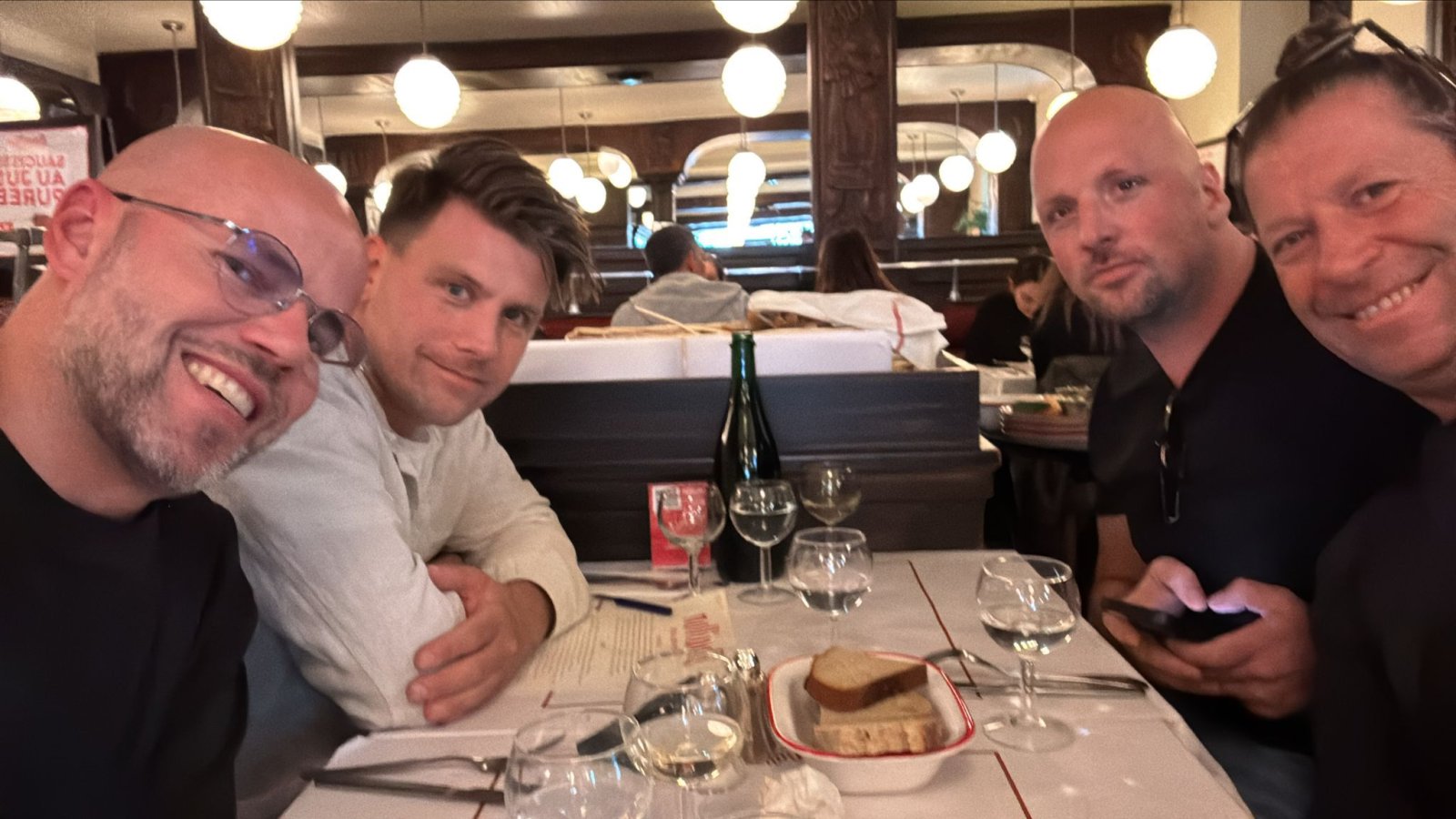 De vier mede-eigenaren tijdens hun onderzoek naar bouillons in Parijs