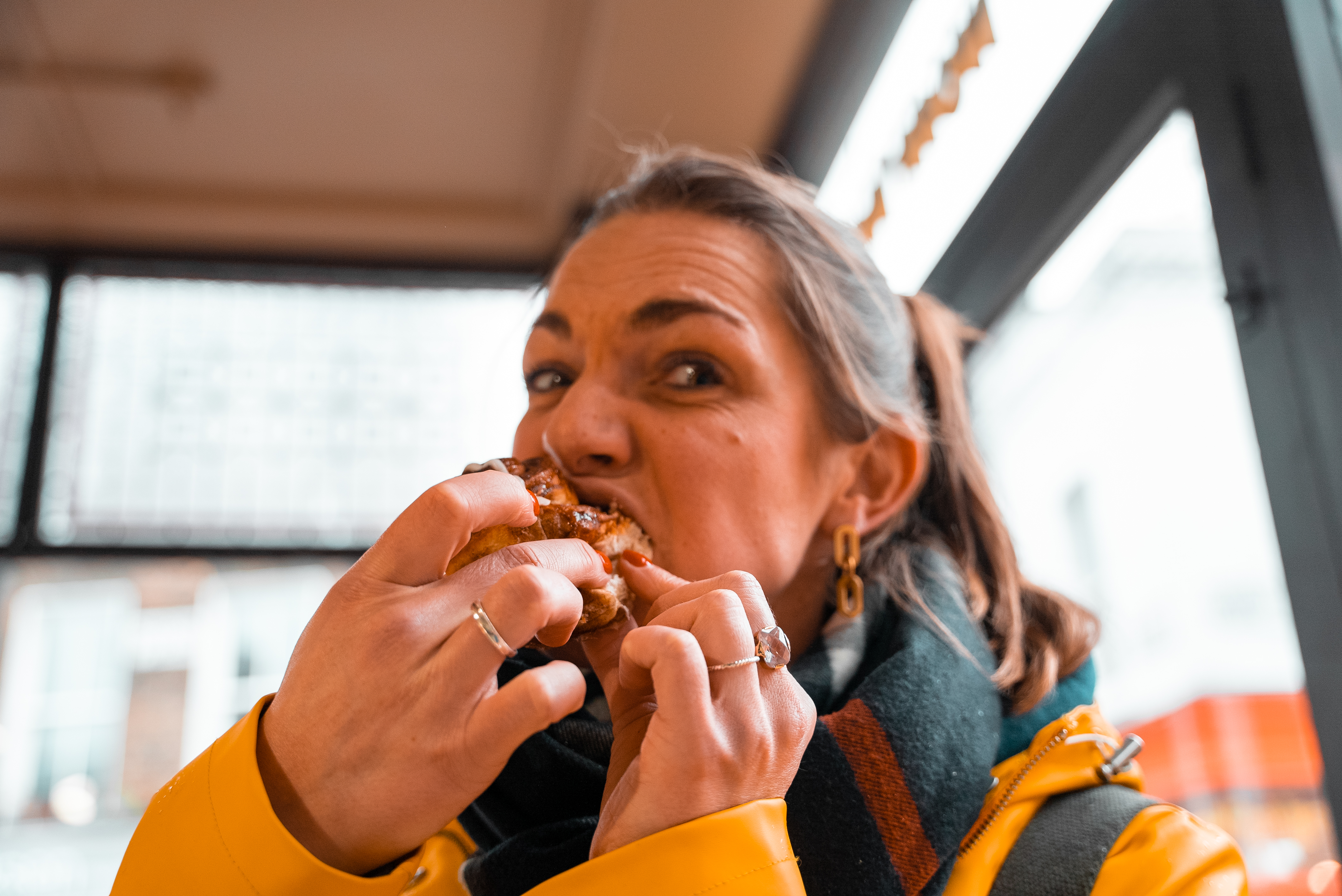 Maaike de Reuver met een bun van buns from home