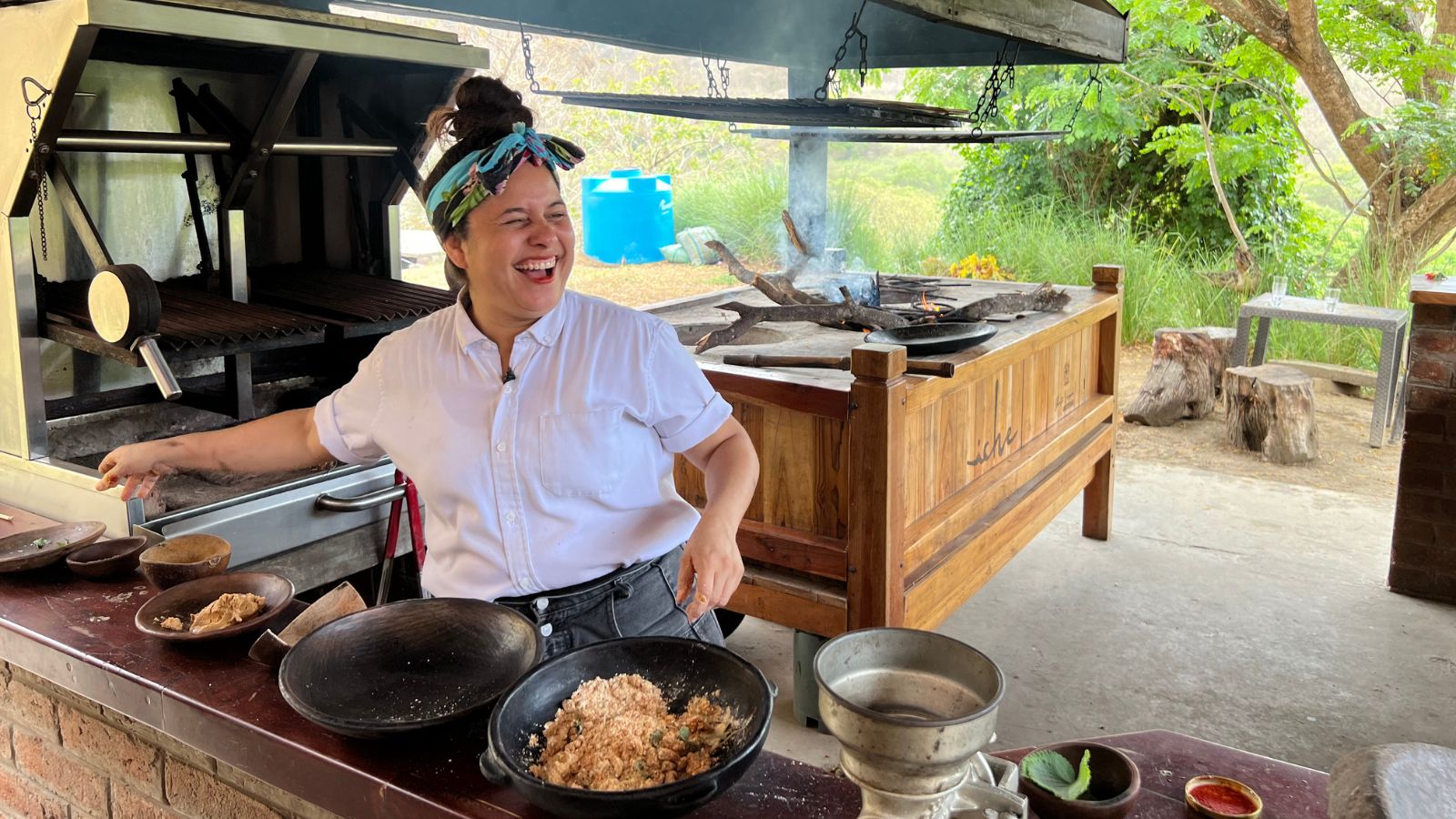 Chef Valentina Álvarez in haar buitenkeuken