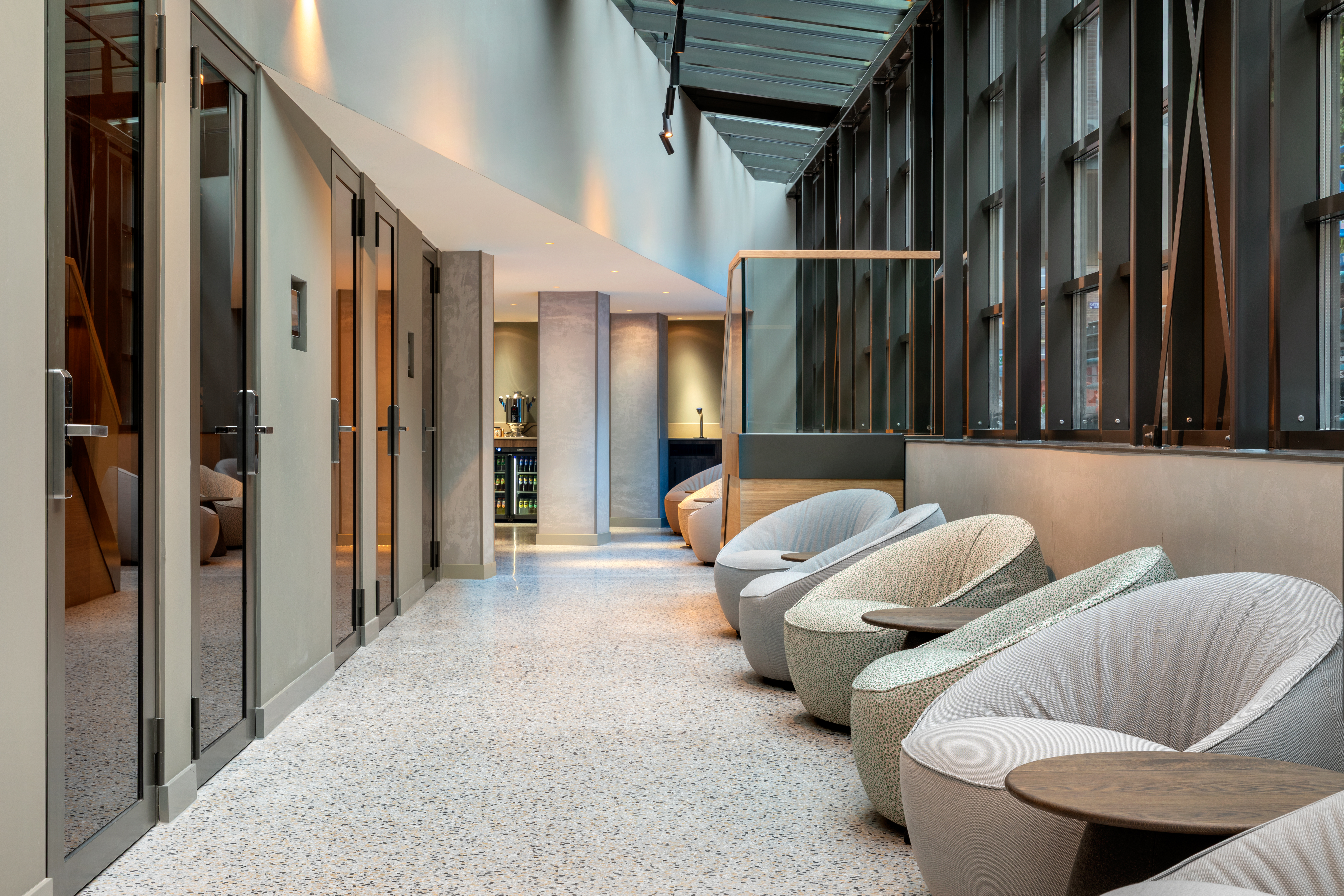 De gang die leidt naar de naast elkaar gelegen vergaderruimtes