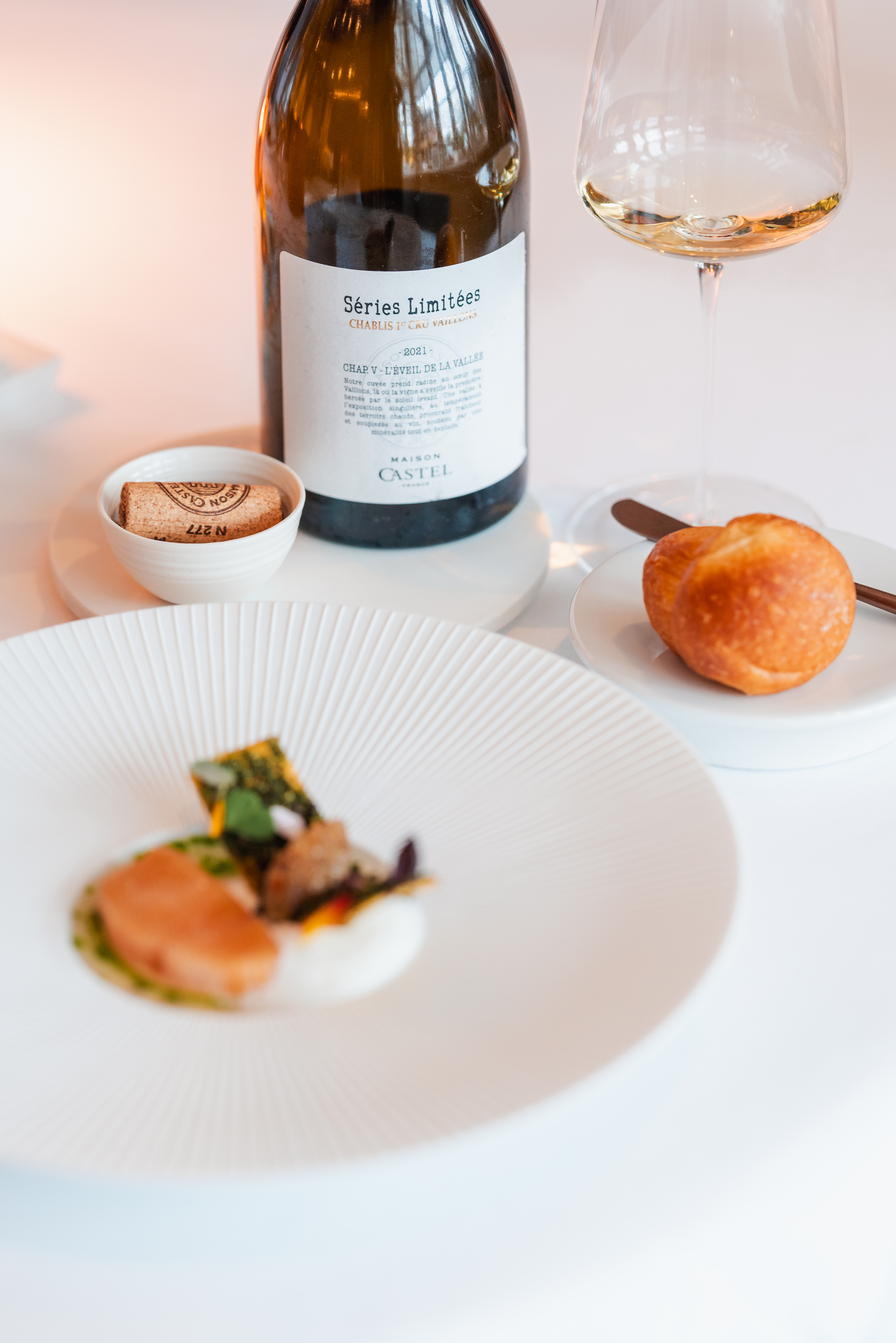 Chablis Premier Cru Vaillons 2021 met gerecht van hamachi, fafda en papaja