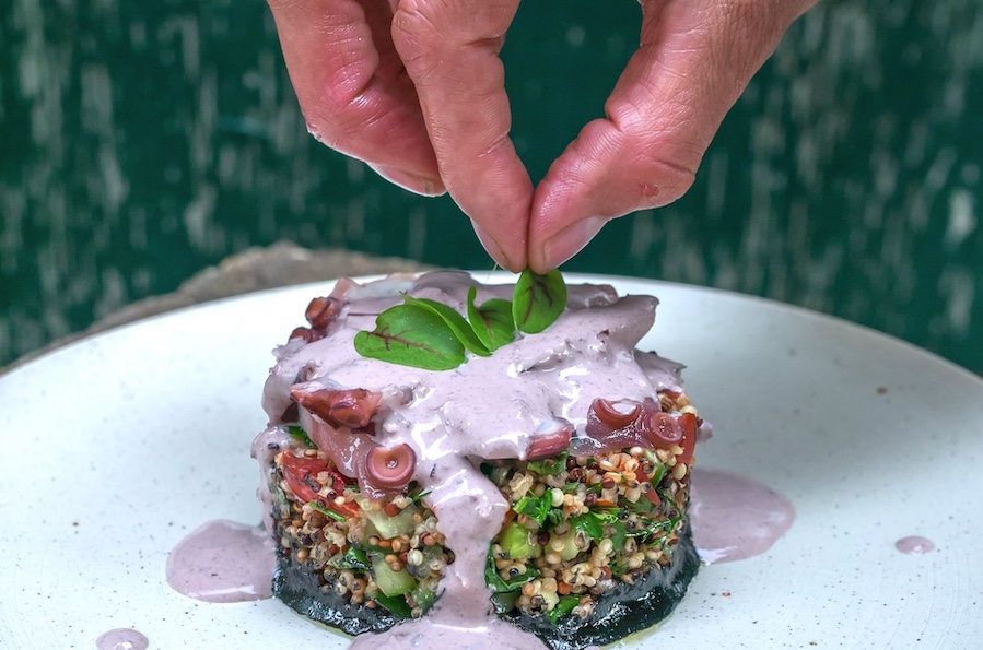 Causa van quinoa met pulpo en olijfsaus, foto door: Susam Pang
