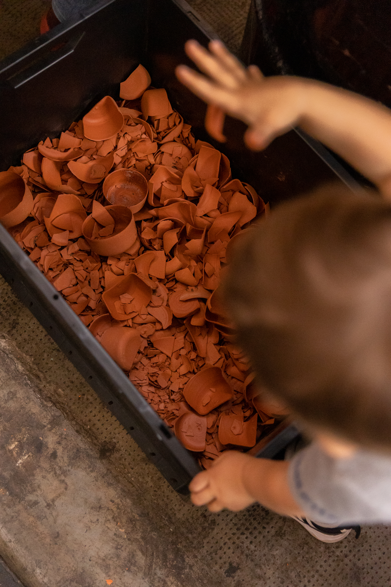 De terracotta bekers verpulveren onder mechanische druk | foto door: Rosa Canina