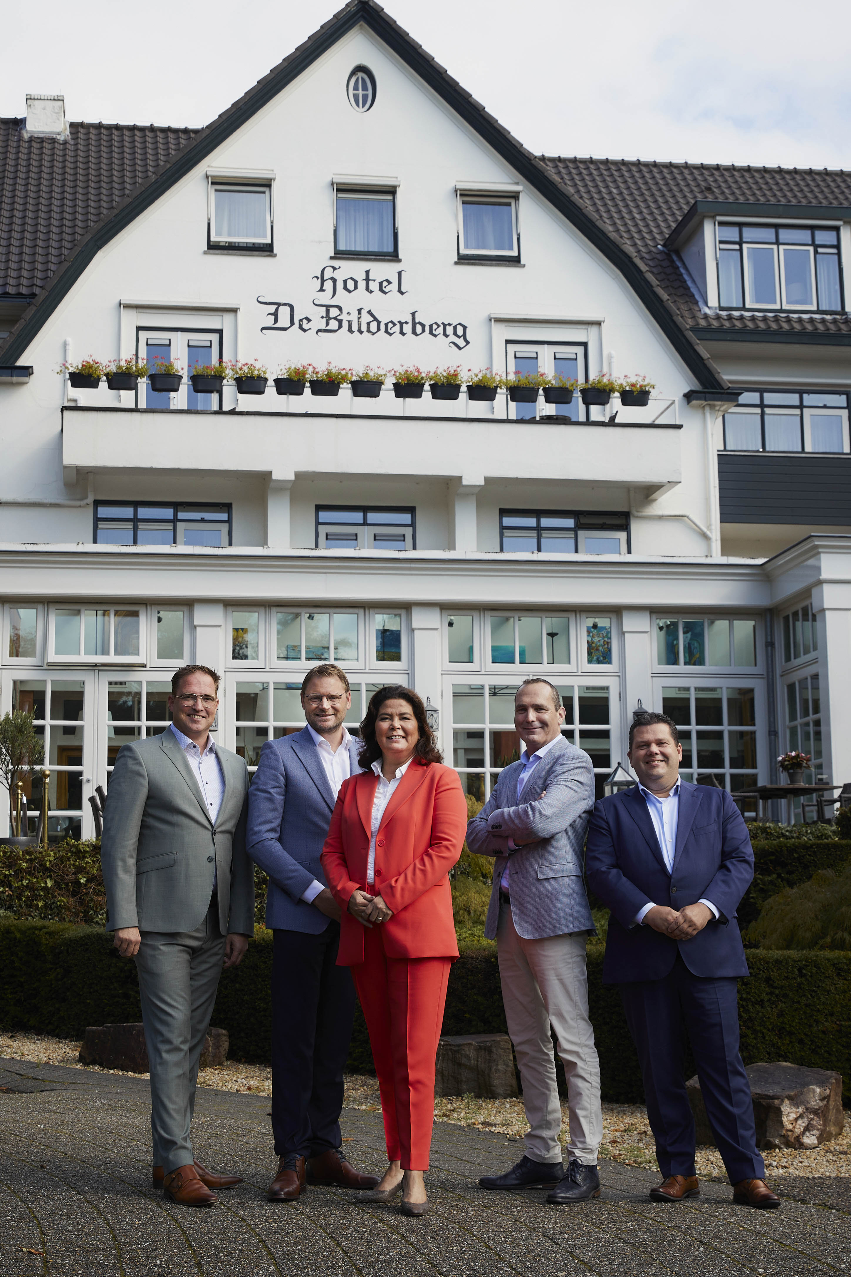 Vlnr: Tim Gillissen (Kasteel Vaalsbroek), Ernst van der Waal (Director of Operations Bilderberg Hotels), MaryLoes Baur (Hotel De Bilderberg), Ronald Slomp (Garden Hotel) en Harro Menkhorst (Grand Hotel Wientjes). 