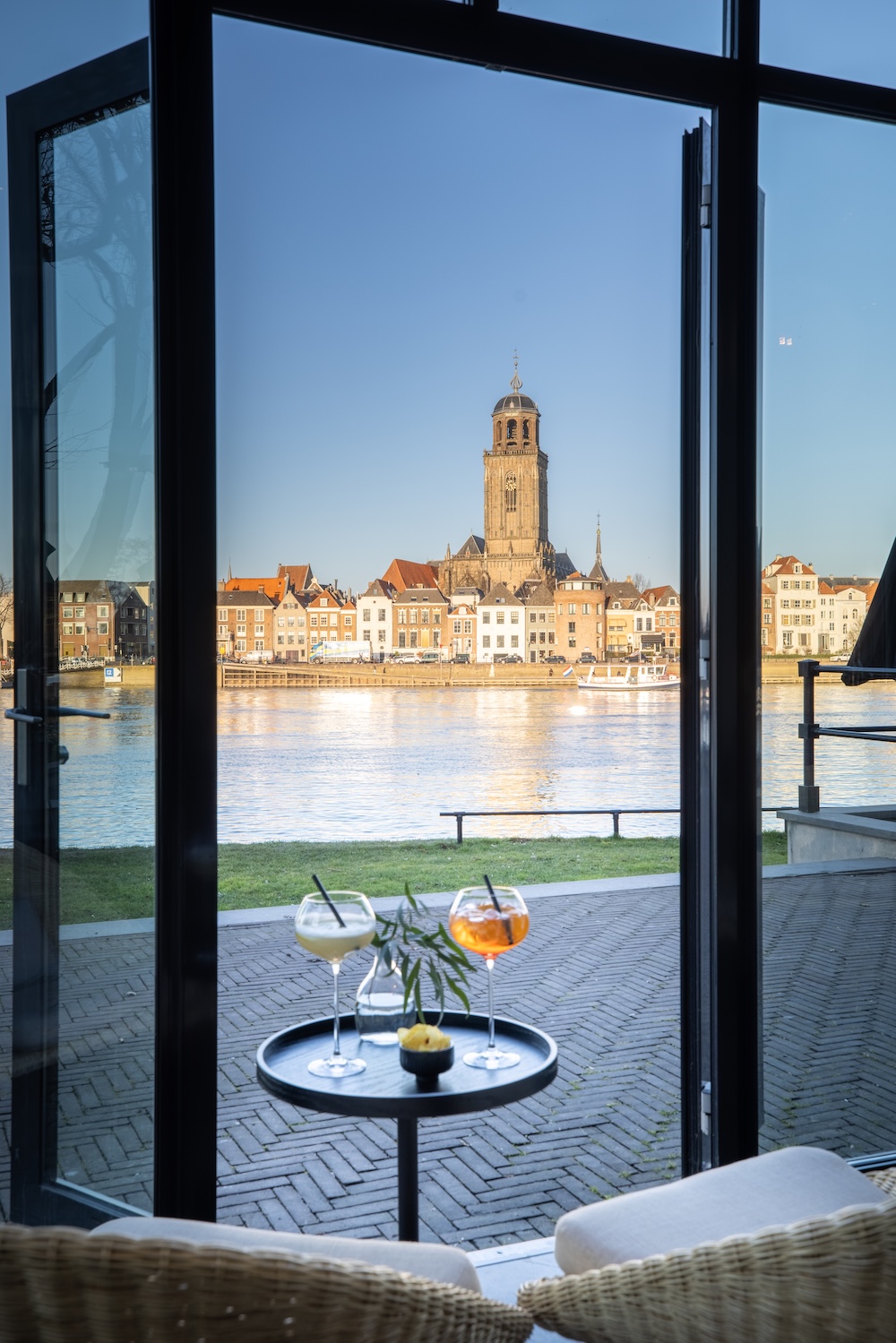 Uitzicht op de Deventer binnenstad vanuit IJssel restobar