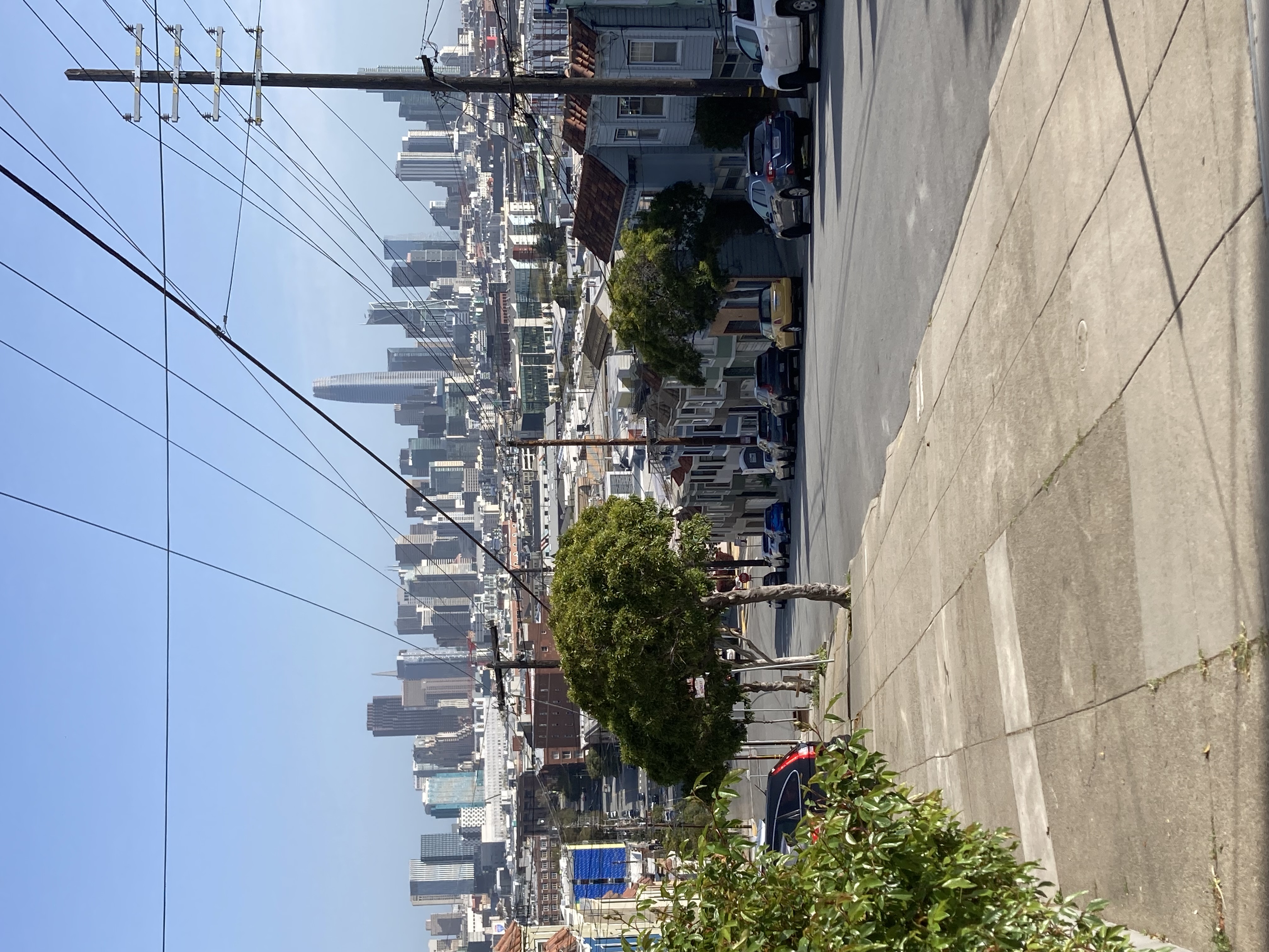 Rustige straat in San Francisco op een zonnige zondagmiddag