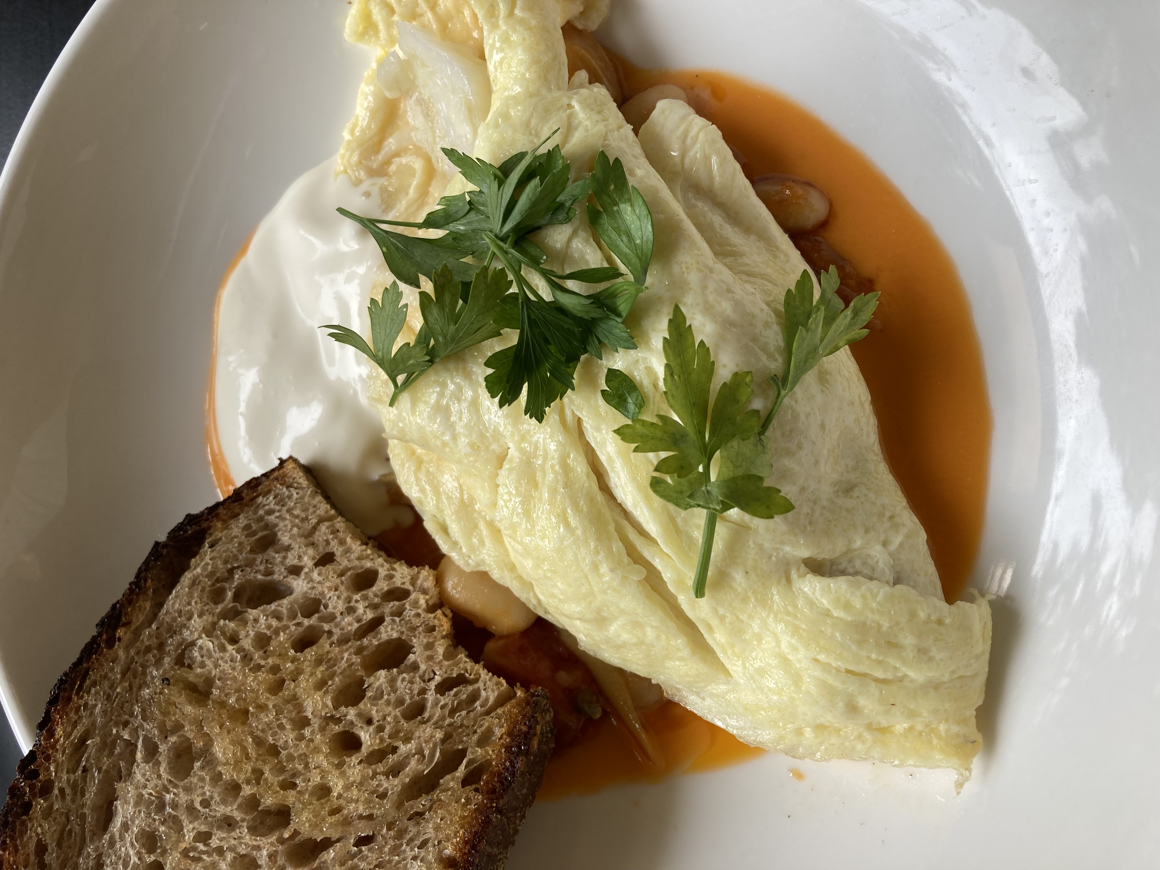 Omelet met witvis en zuurdesembrood bij Little Collins Amsterdam