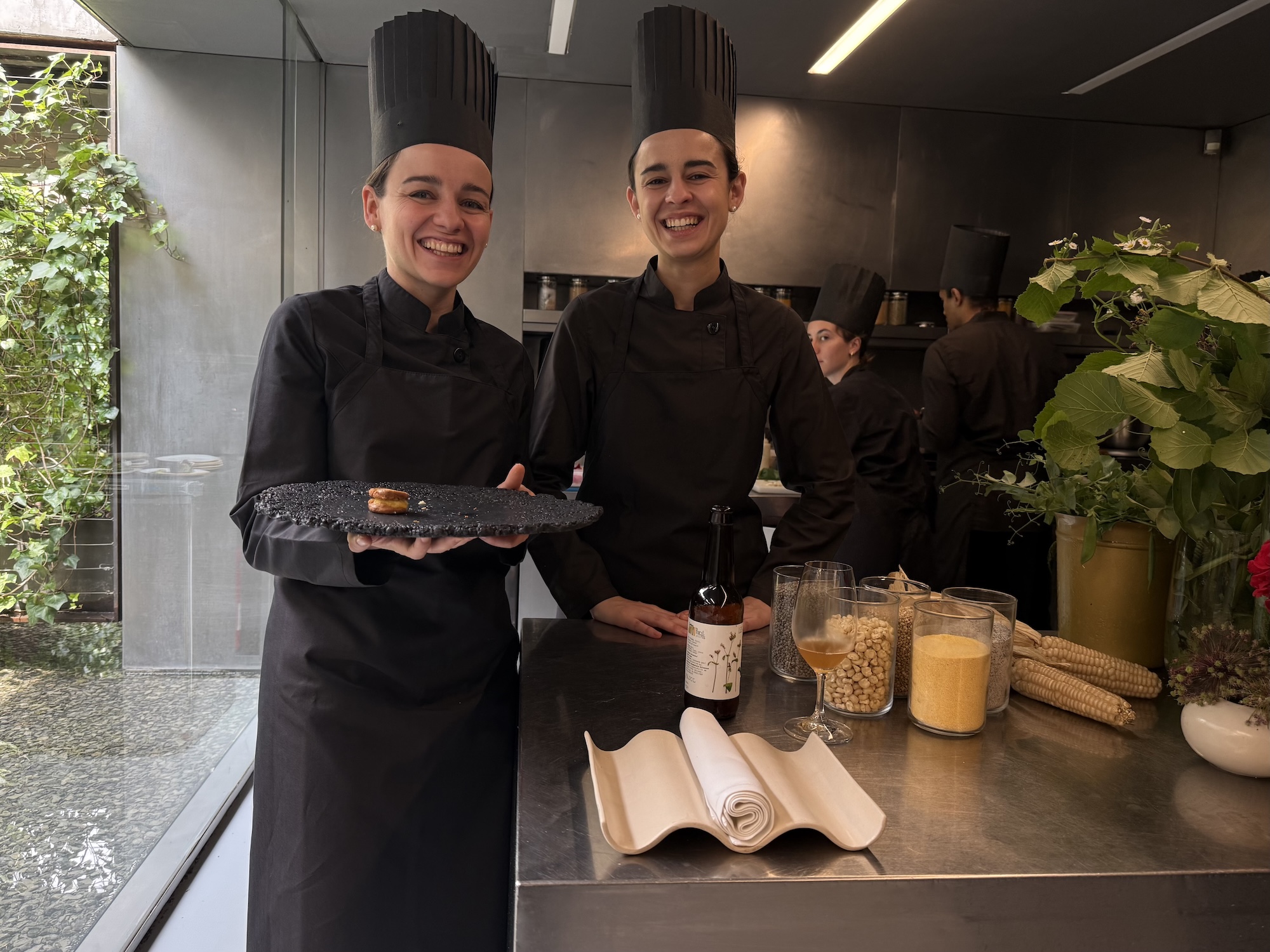 Dochters Martina en Carlota aan het werk in de keuken