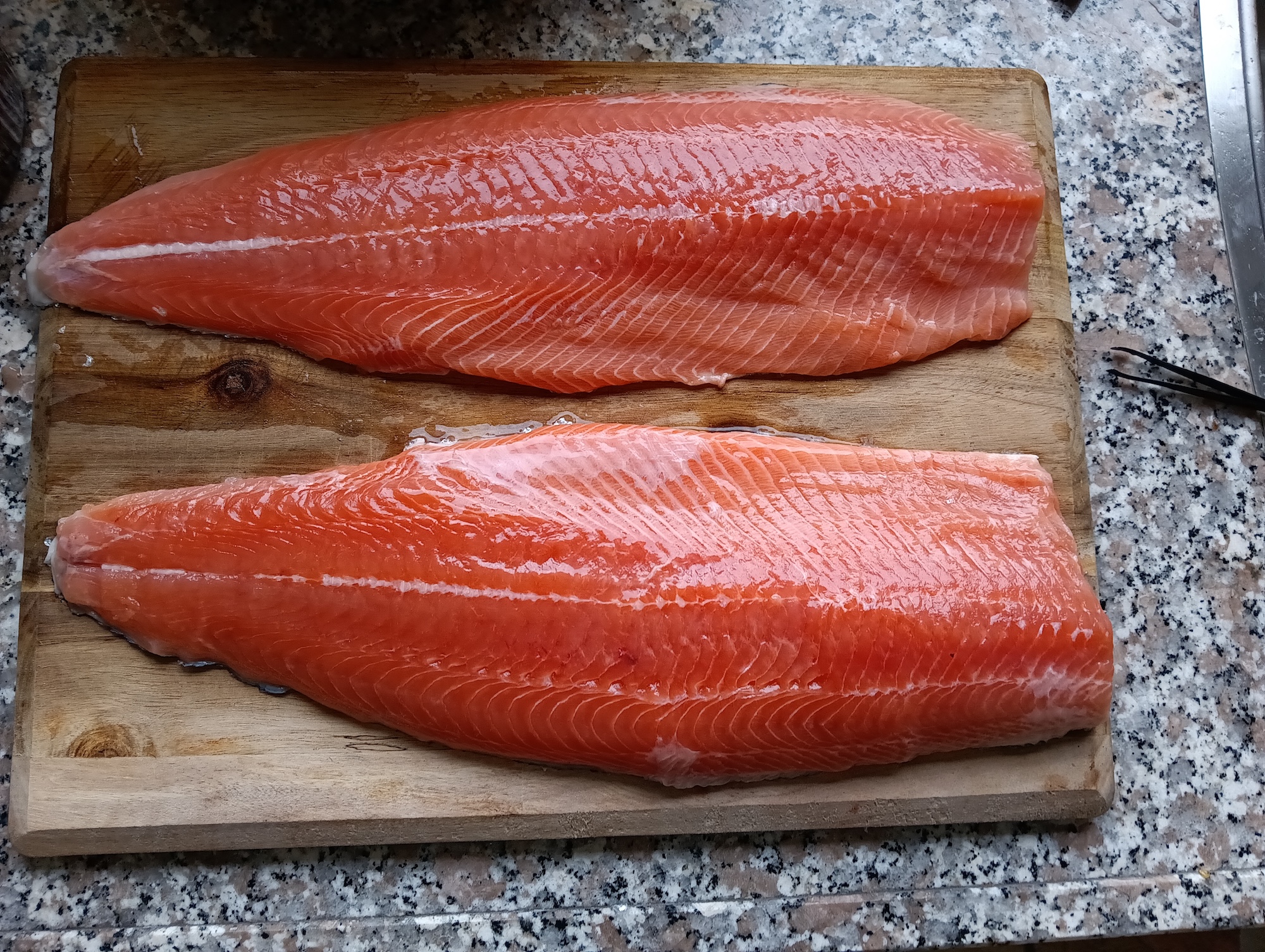 De zalm heeft zo min mogelijk stress voor zo hoog mogelijke kwaliteit. De vis wordt volgens ikijime-methode geslacht en daarna gedry-aged