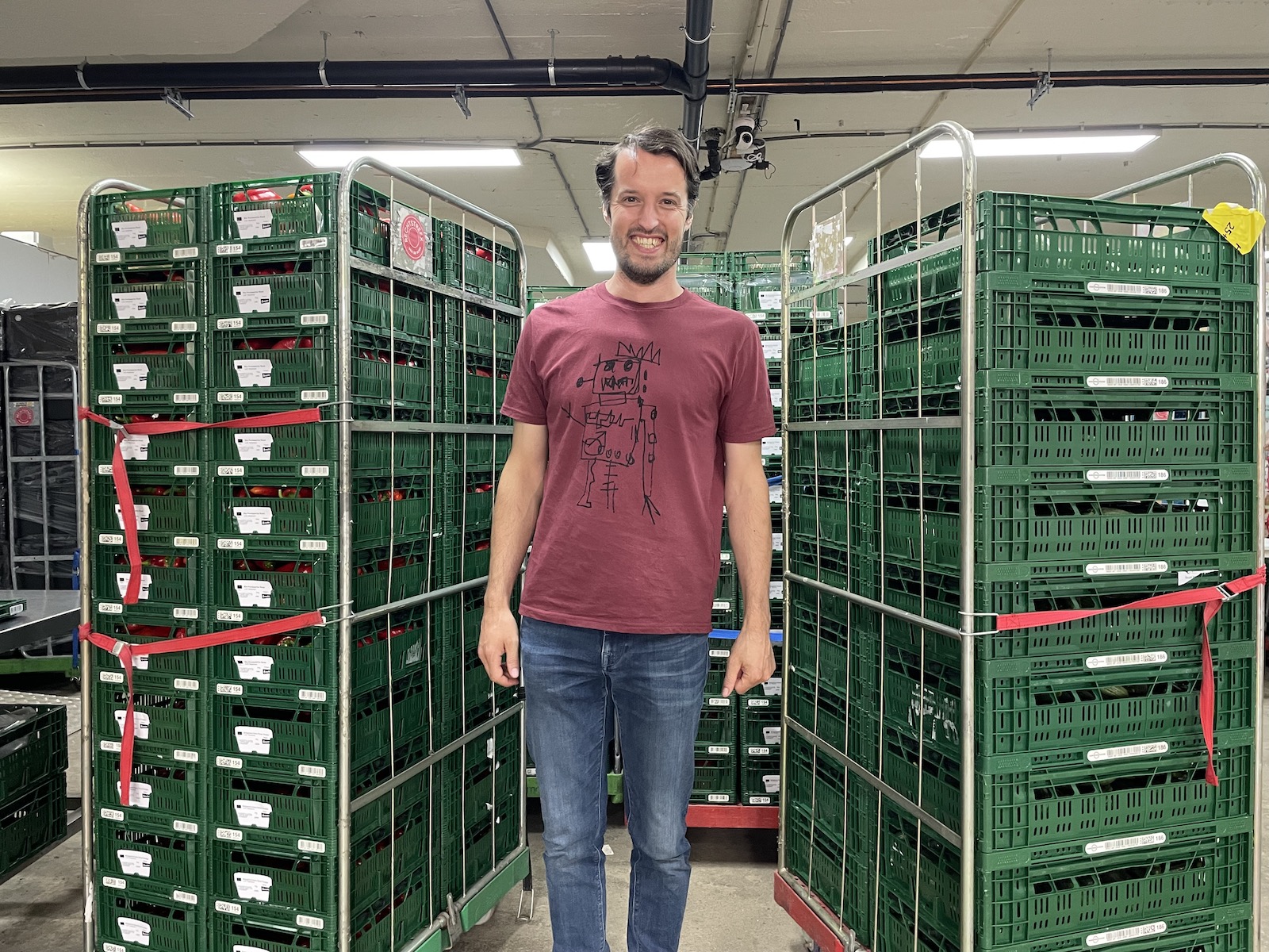 Peasmaker Maarten tussen kratten vol lokale producten