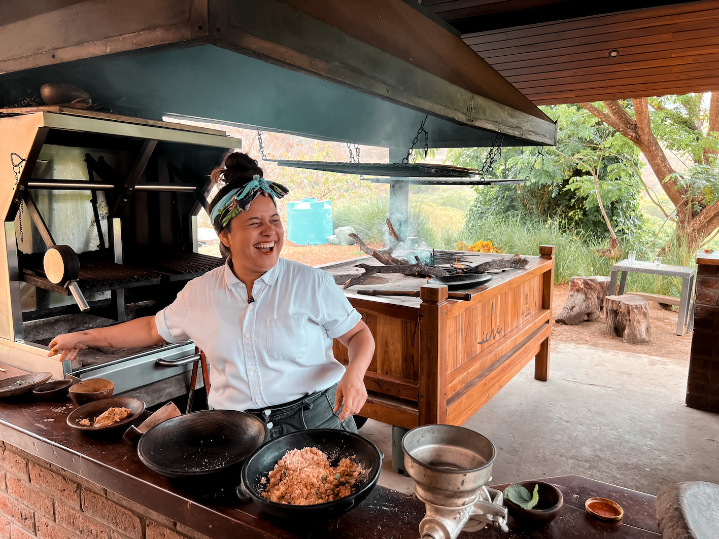 Chef Valentina Álvarez in her Manabí oven