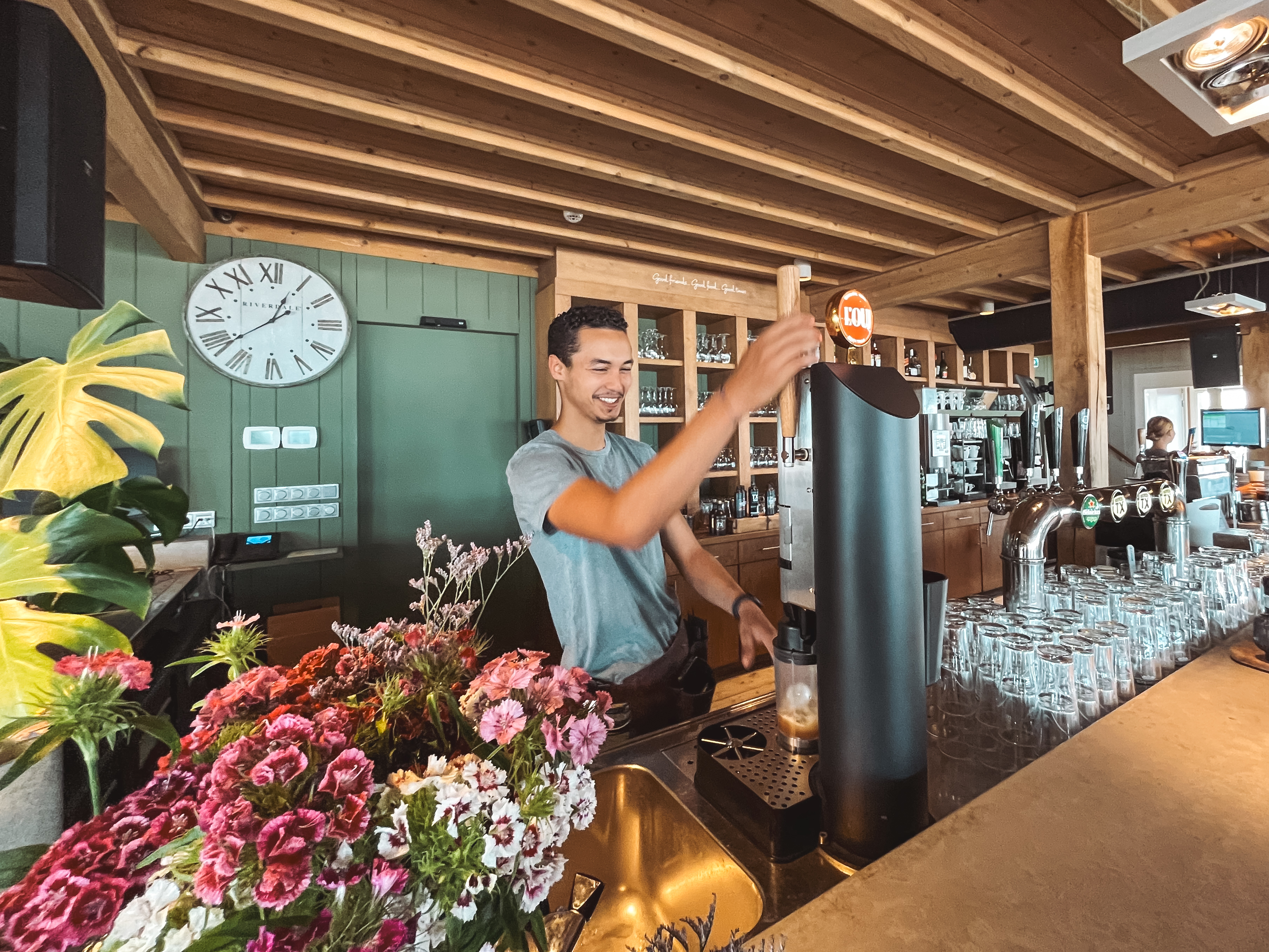 Medewerker tapt een cocktail in Paal 17