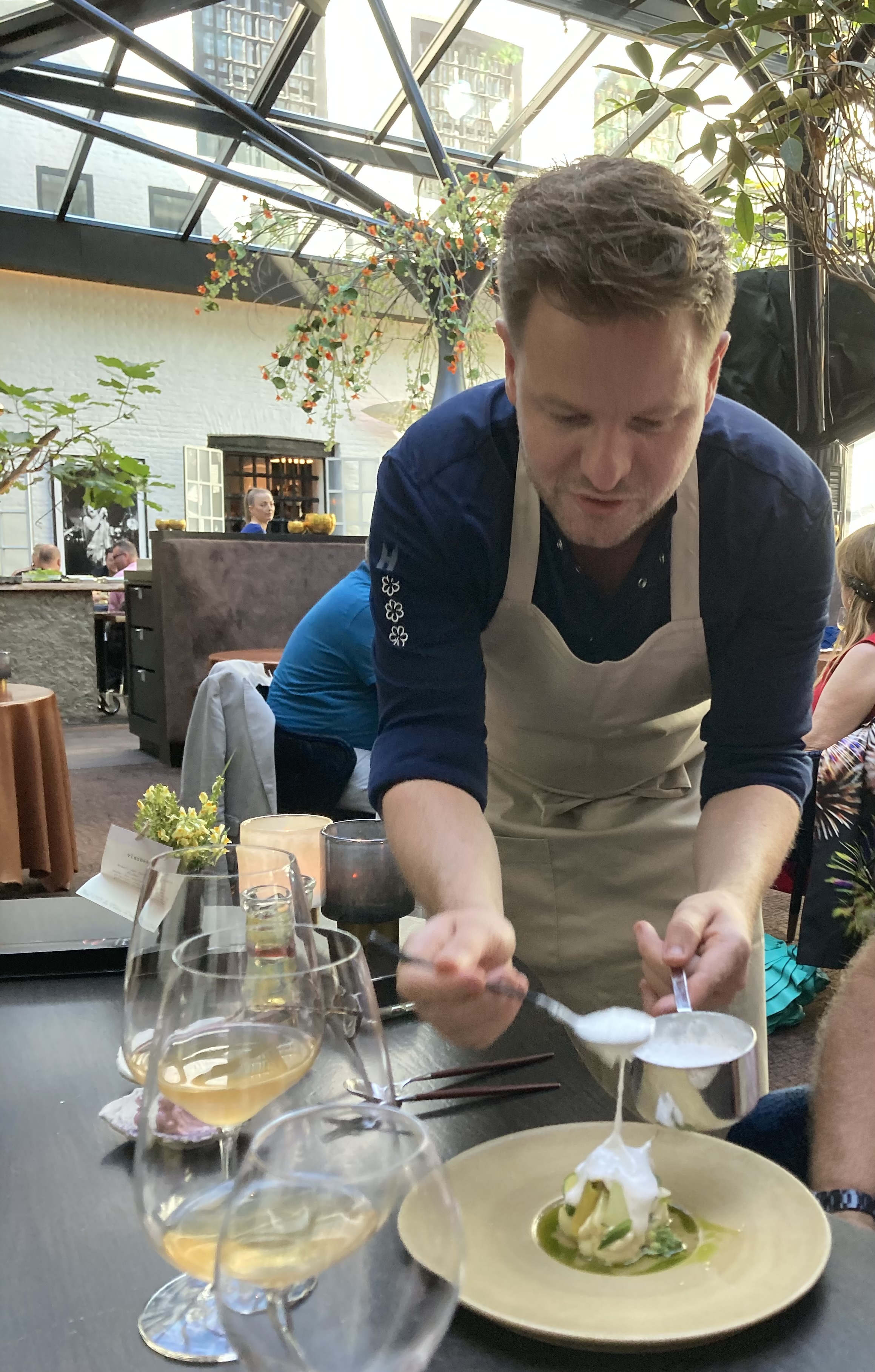 Bas van Kranen serveert zijn groentegerecht tijdens de Wijn-spijslunch