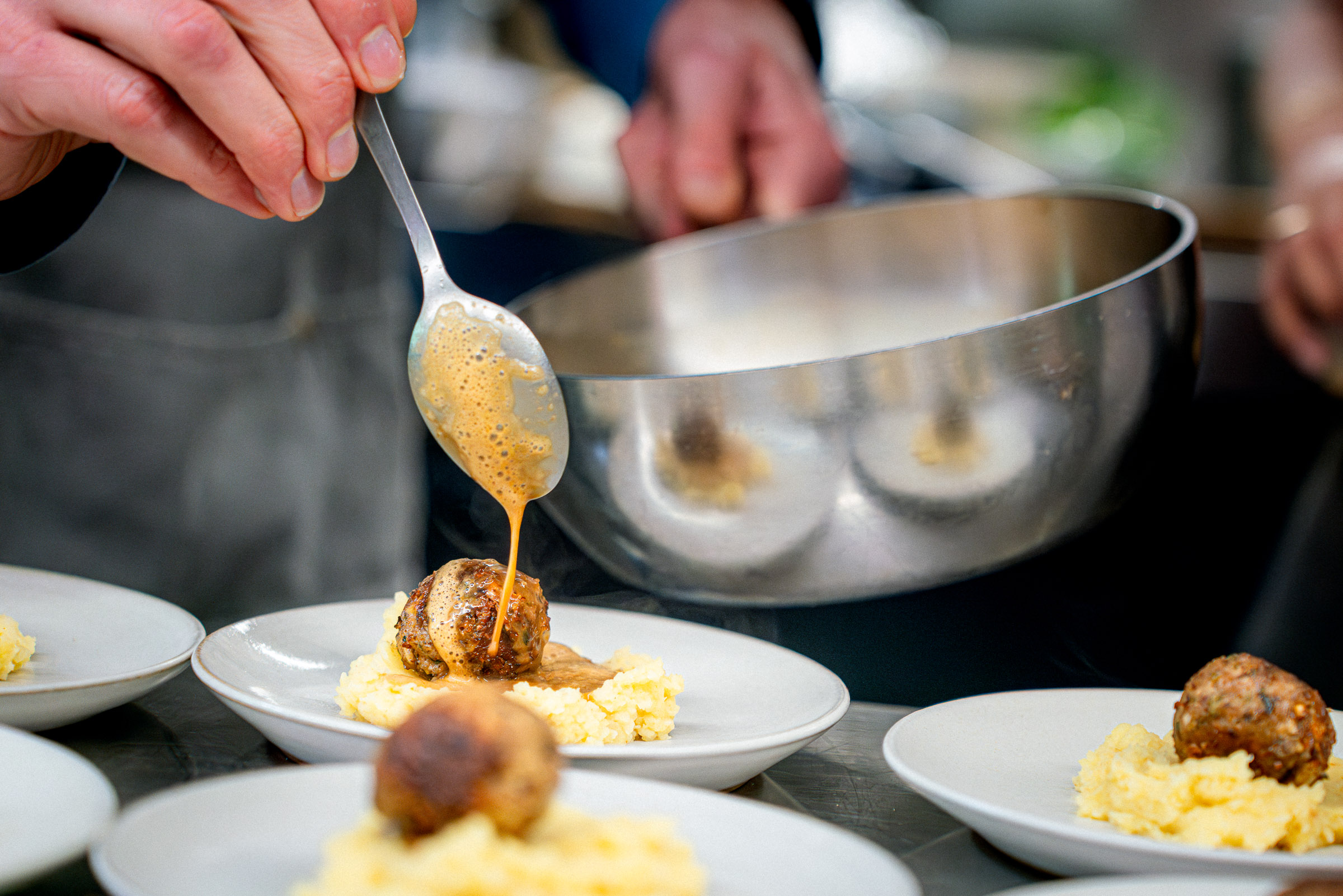 'Ikea-balletjes' gemaakt van de vezels van knolselderij, door Maarten Hoekstra van Mister Kitchen