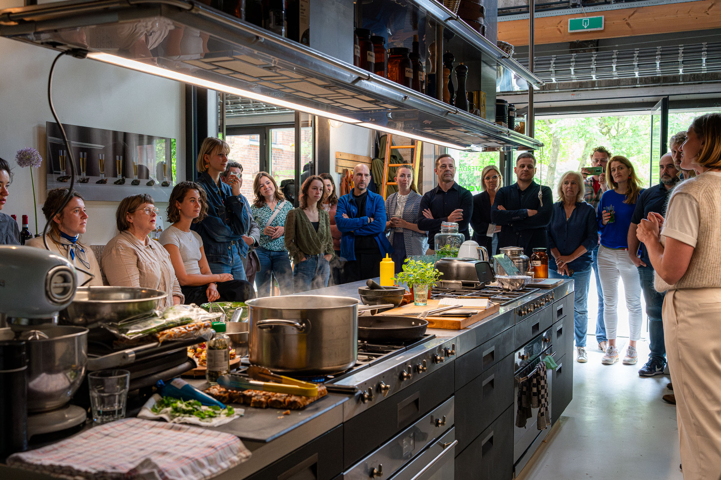 Tijdens de eindpresentatie van het kokumi-lab lieten de deelnemers hun groentecreaties proeven