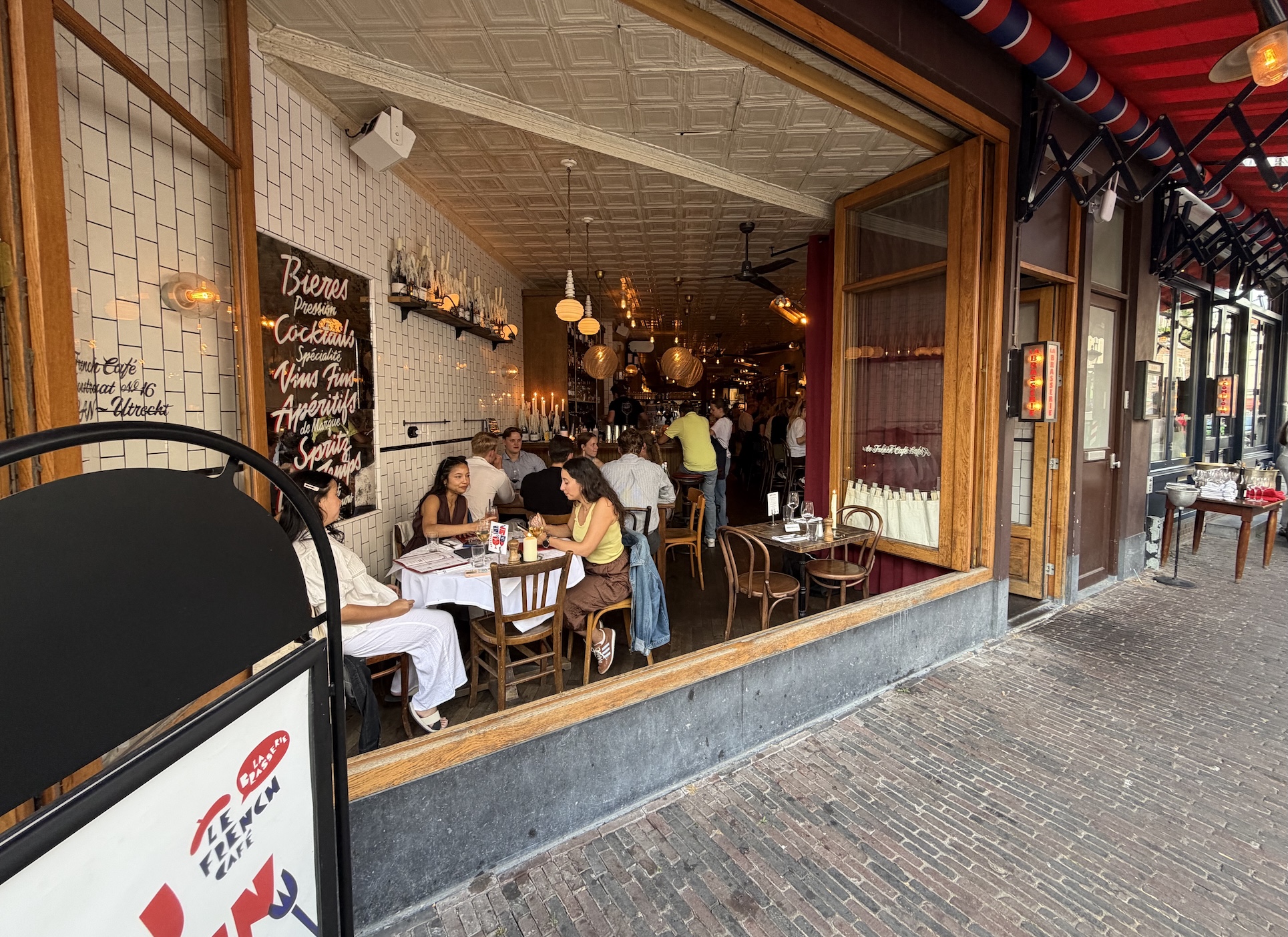 Bij Le French Café aan de Voorstraat krijg je door de open raampartij bij mooi weer instant Parijse vibes
