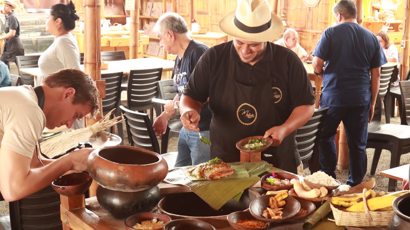 Chef Luis Balda bereidt tonga bij de Manabi oven