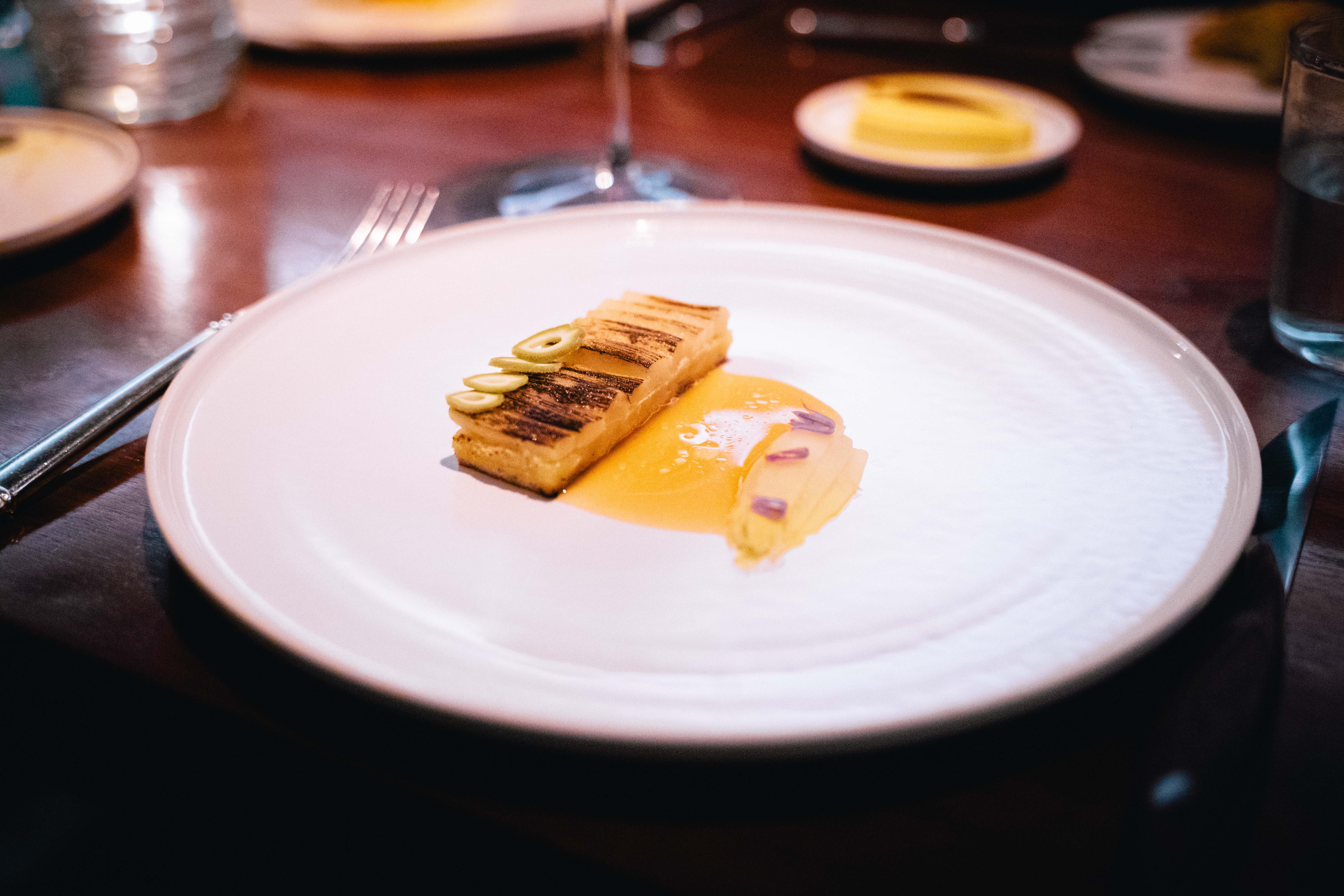 Een van de gerechten van Eleven Madison Park: gegrilde witte asperges met aardappel en een saus van groene amandelen en gember