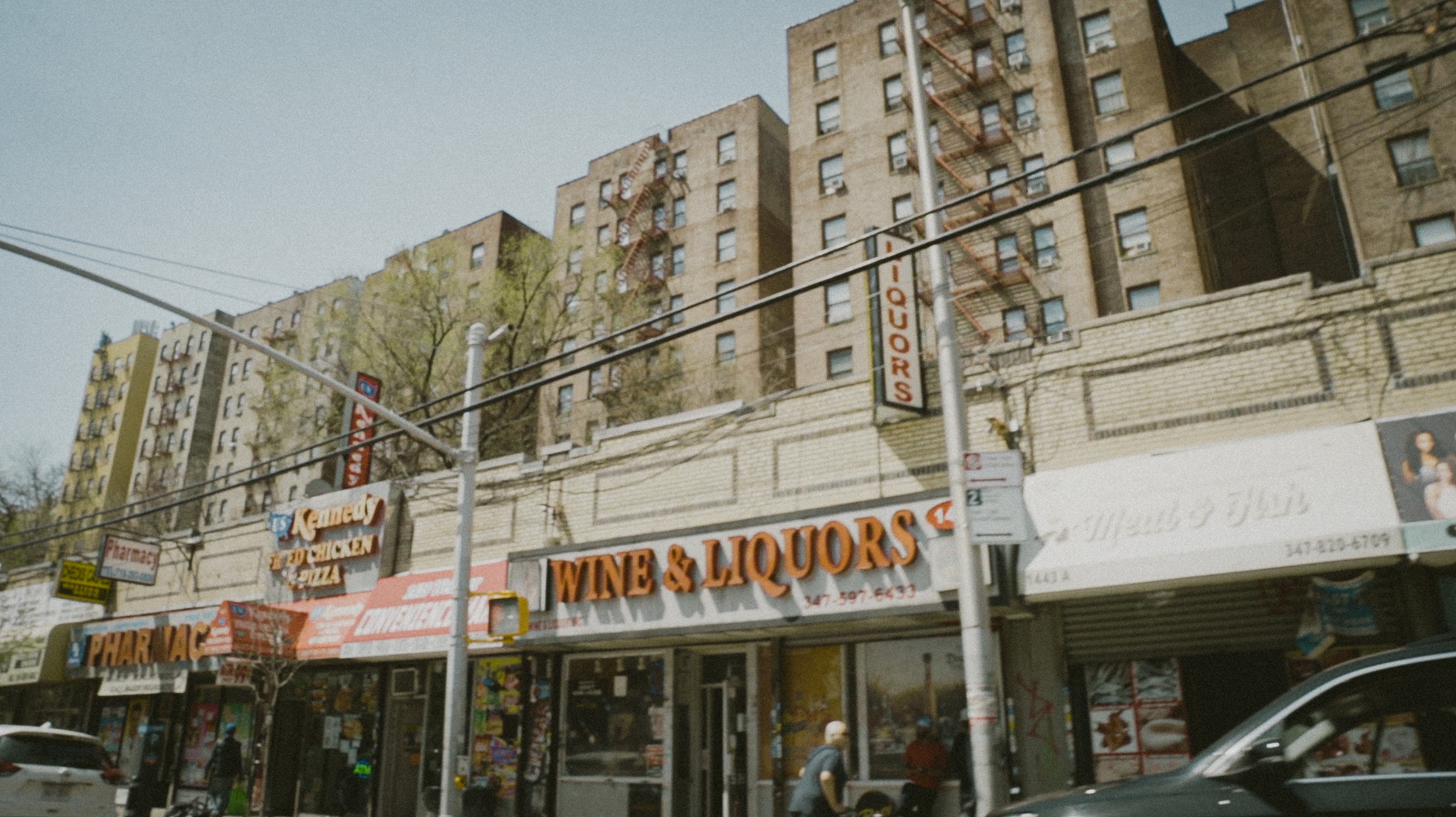 Een winkelstraat in The Bronx