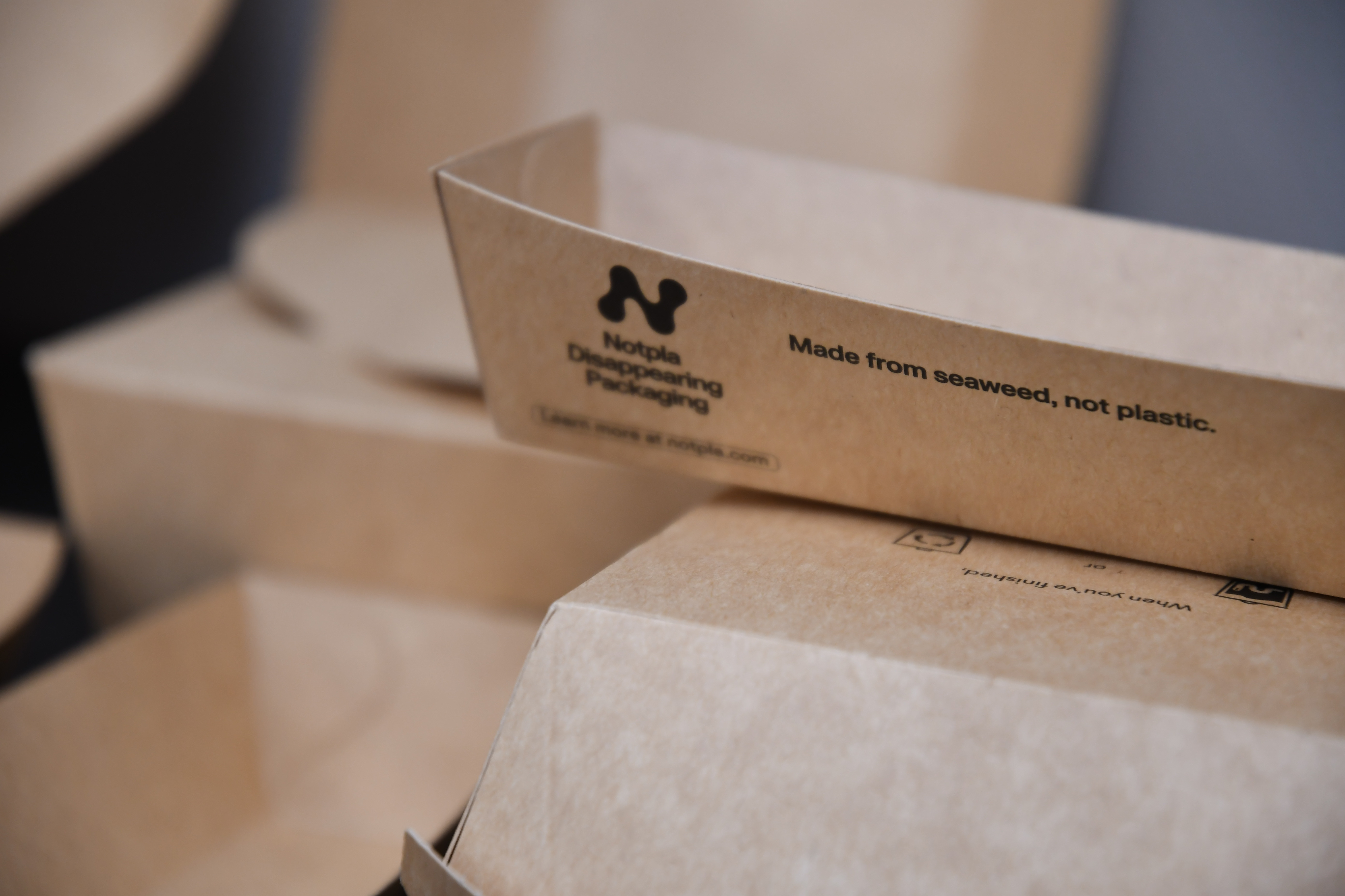 Zeewier-gecoate disposables van Notpla | foto door: Conpax