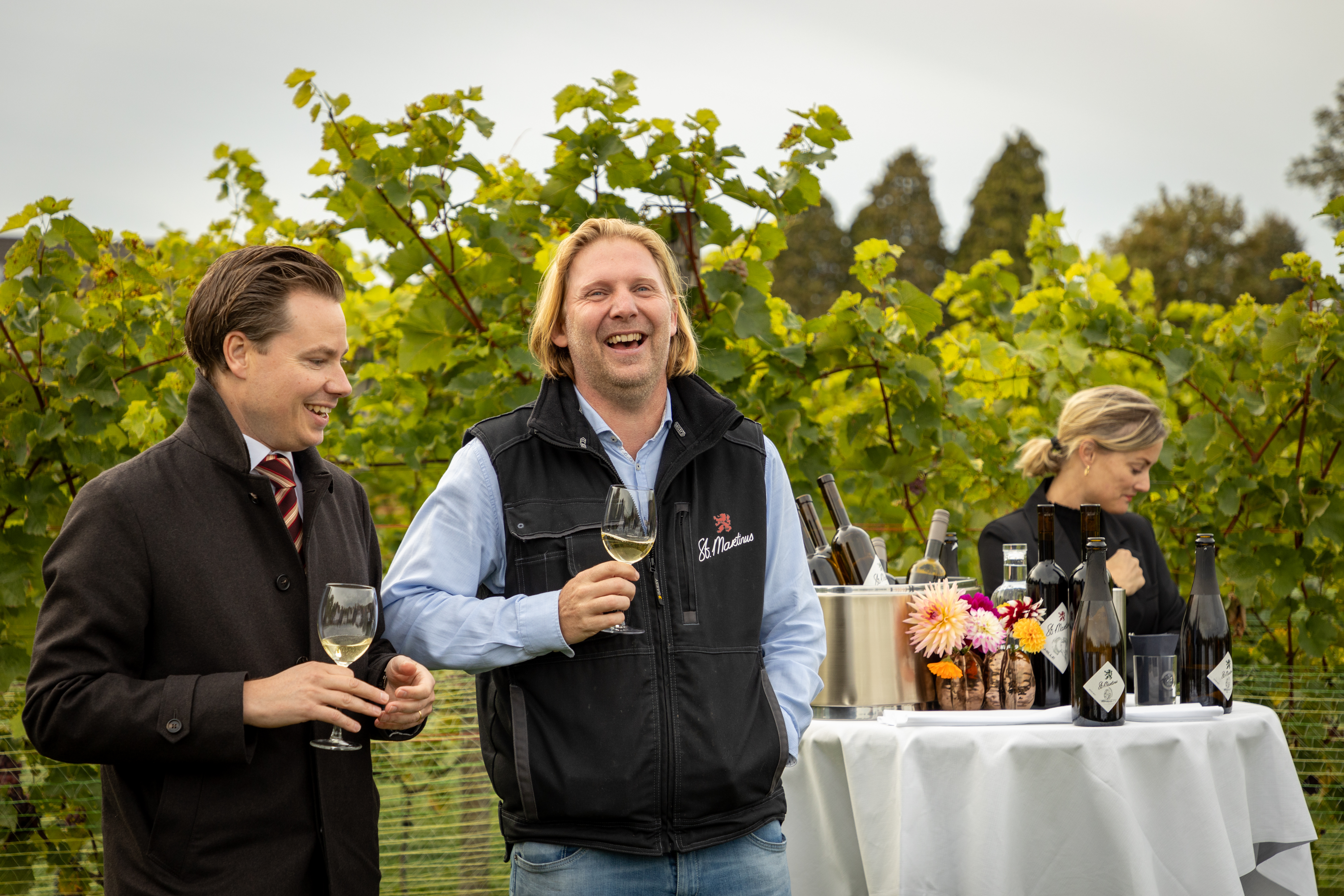 Camille Oostwegel (l), eigenaar van Chateau St. Gerlach en Stan Beurskens (r) van wijnhuis St. Martinus