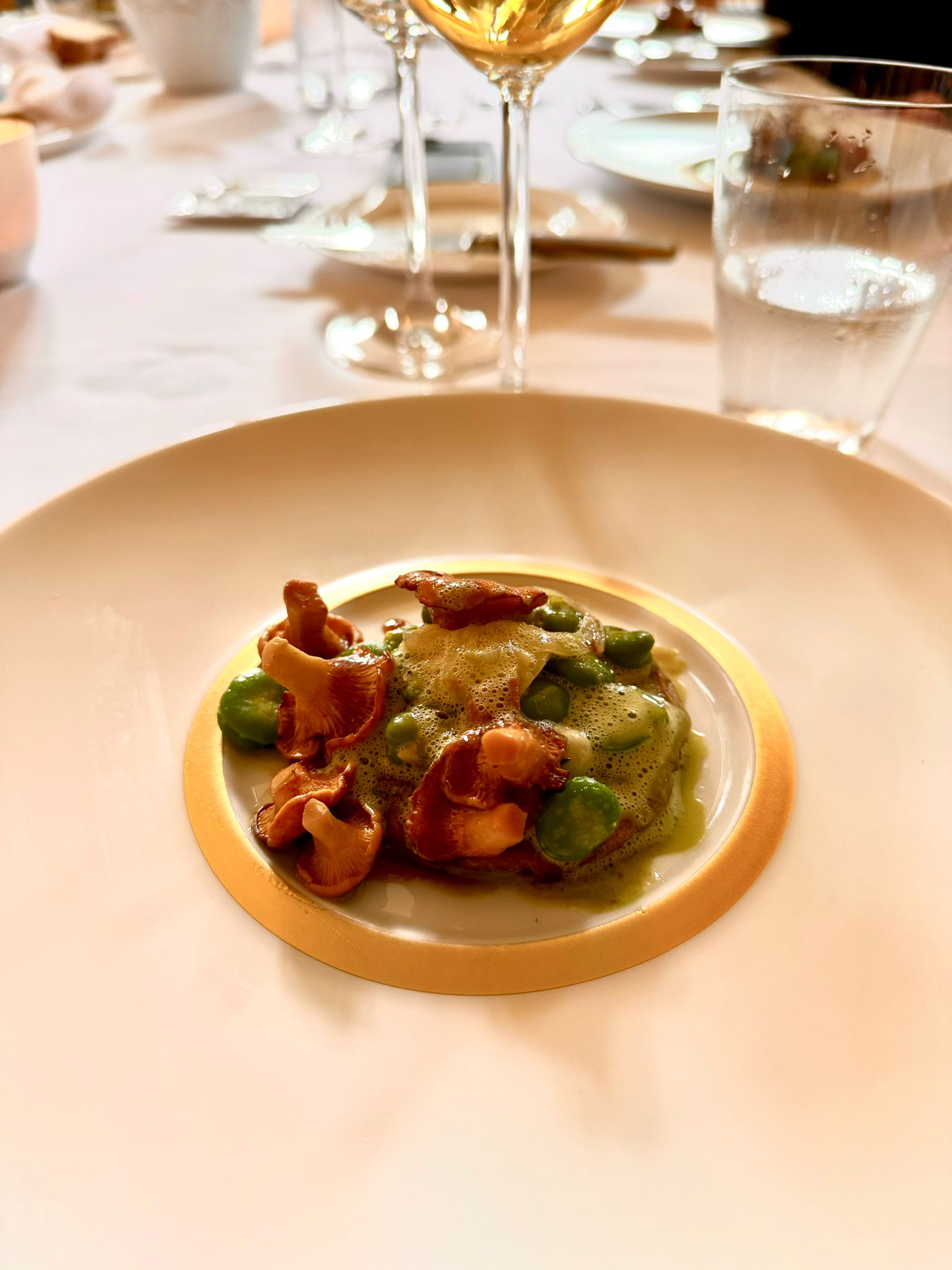 De flan van zoete aardappel met tuinboontjes en cantharellen